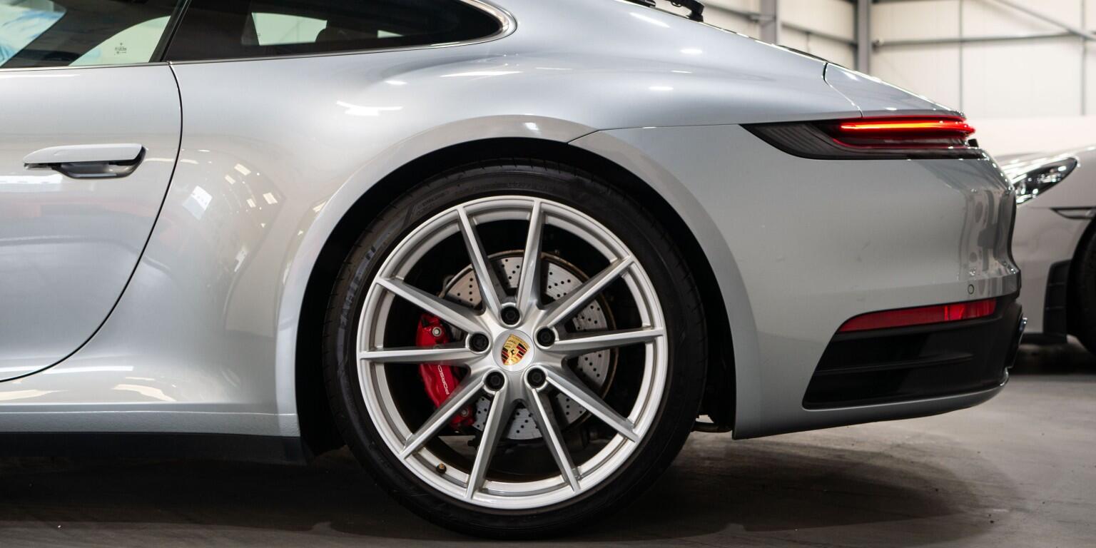 Porsche 911 view 8