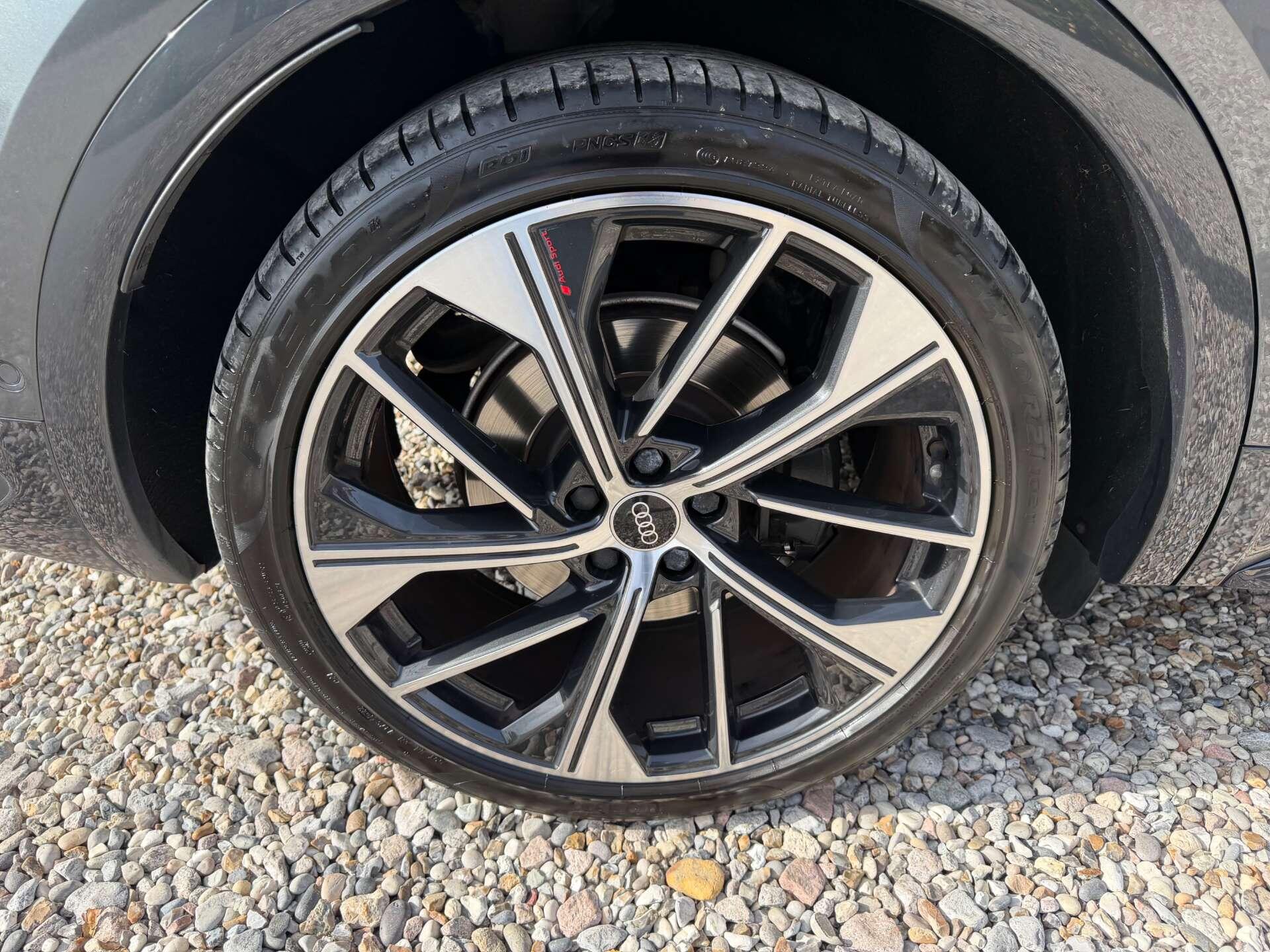 Audi SQ5 view 12