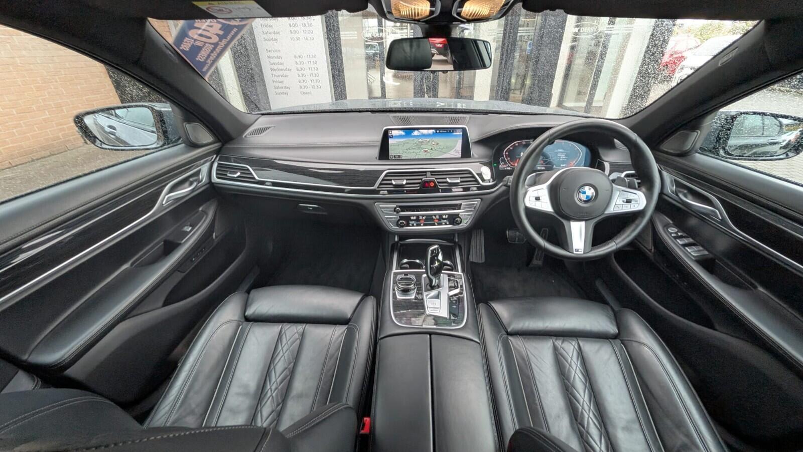 BMW 7 Series view 18