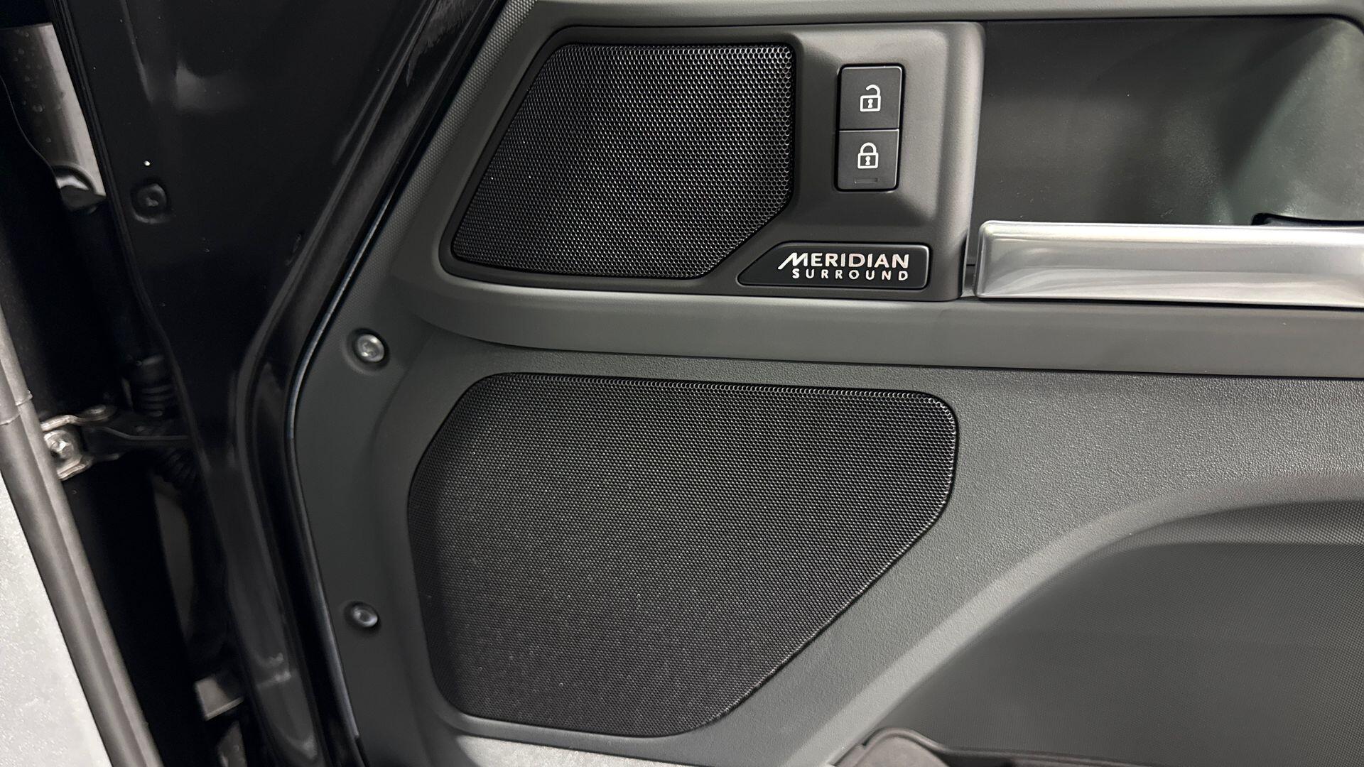 Land Rover Defender view 24