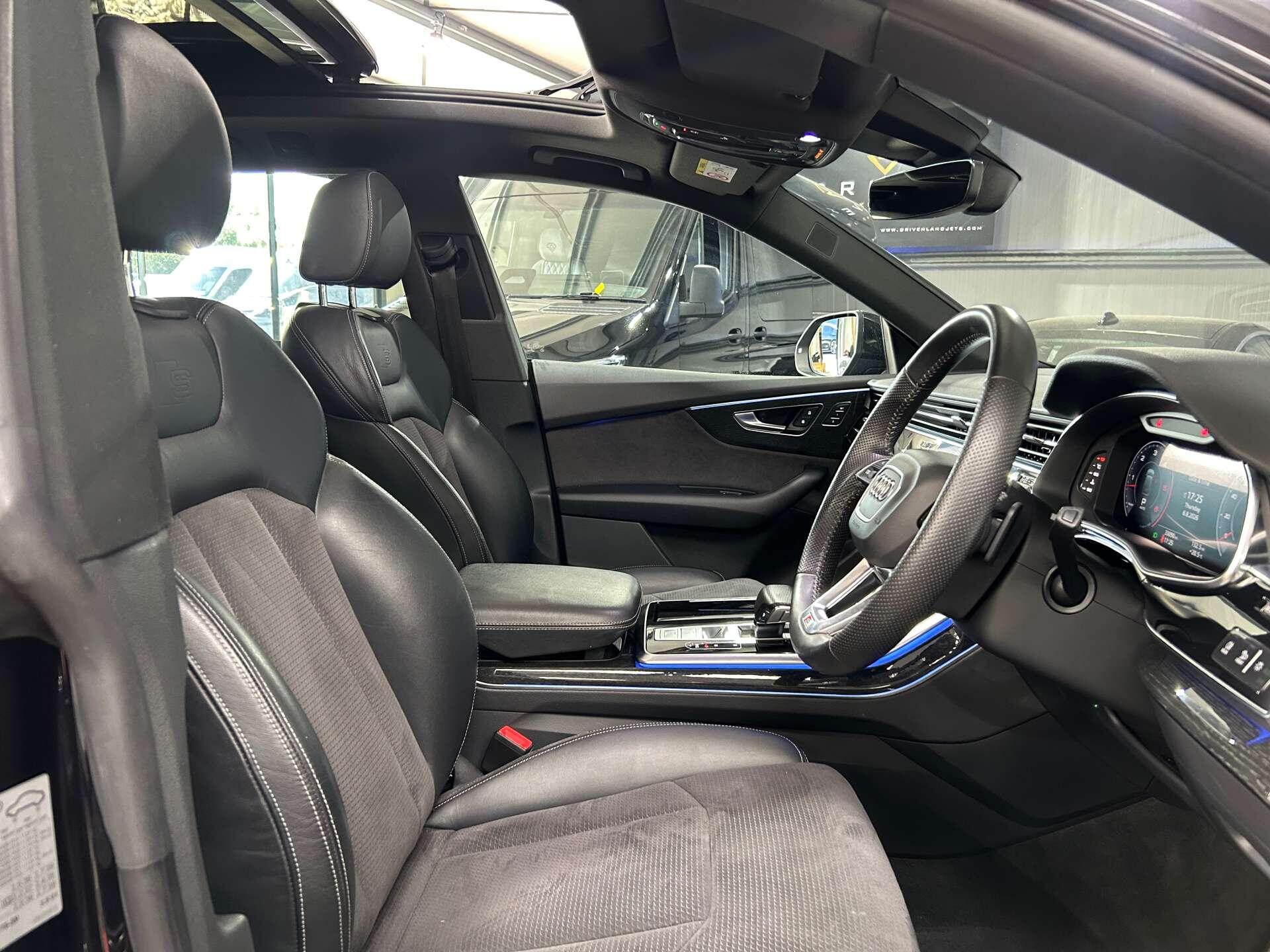 Audi Q8 view 31