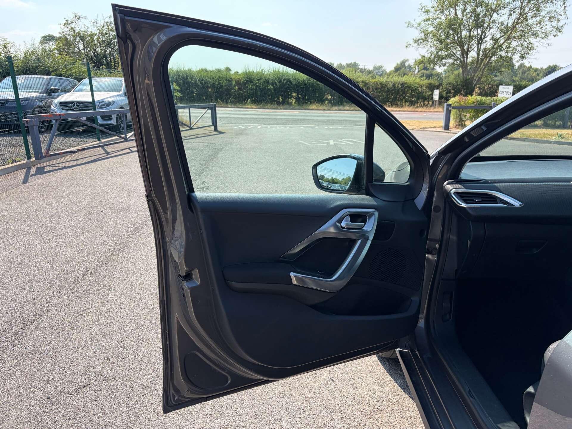 Peugeot 2008 view 14