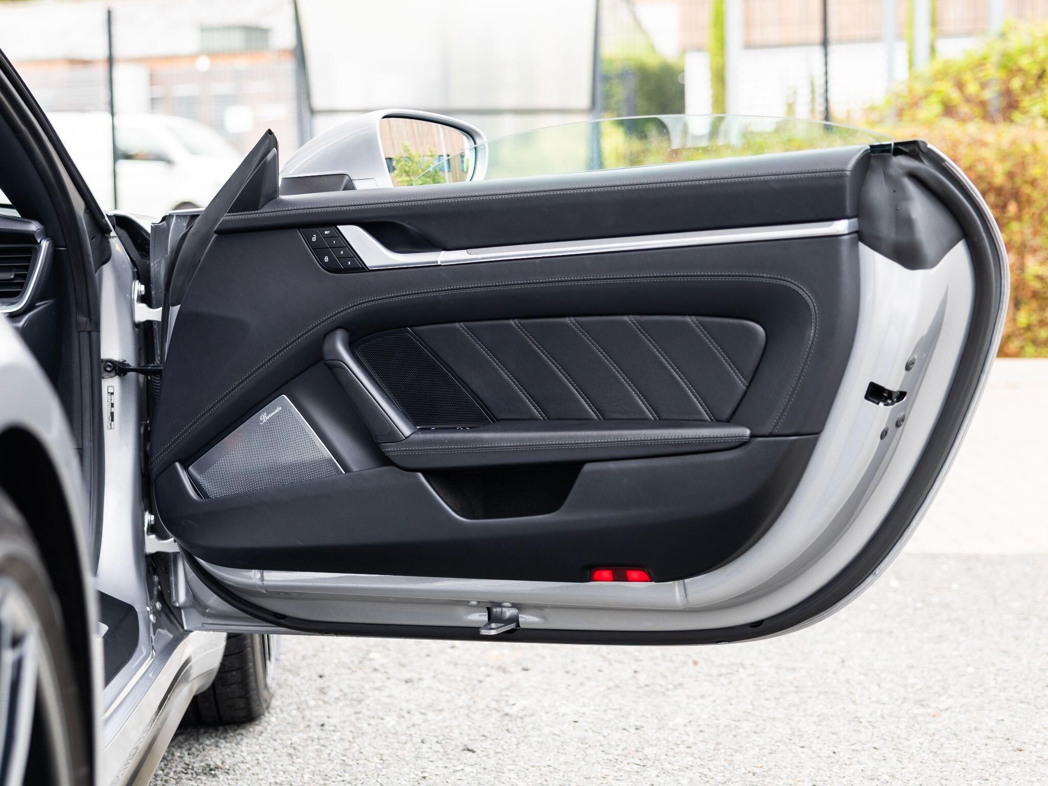 Porsche 911 view 30