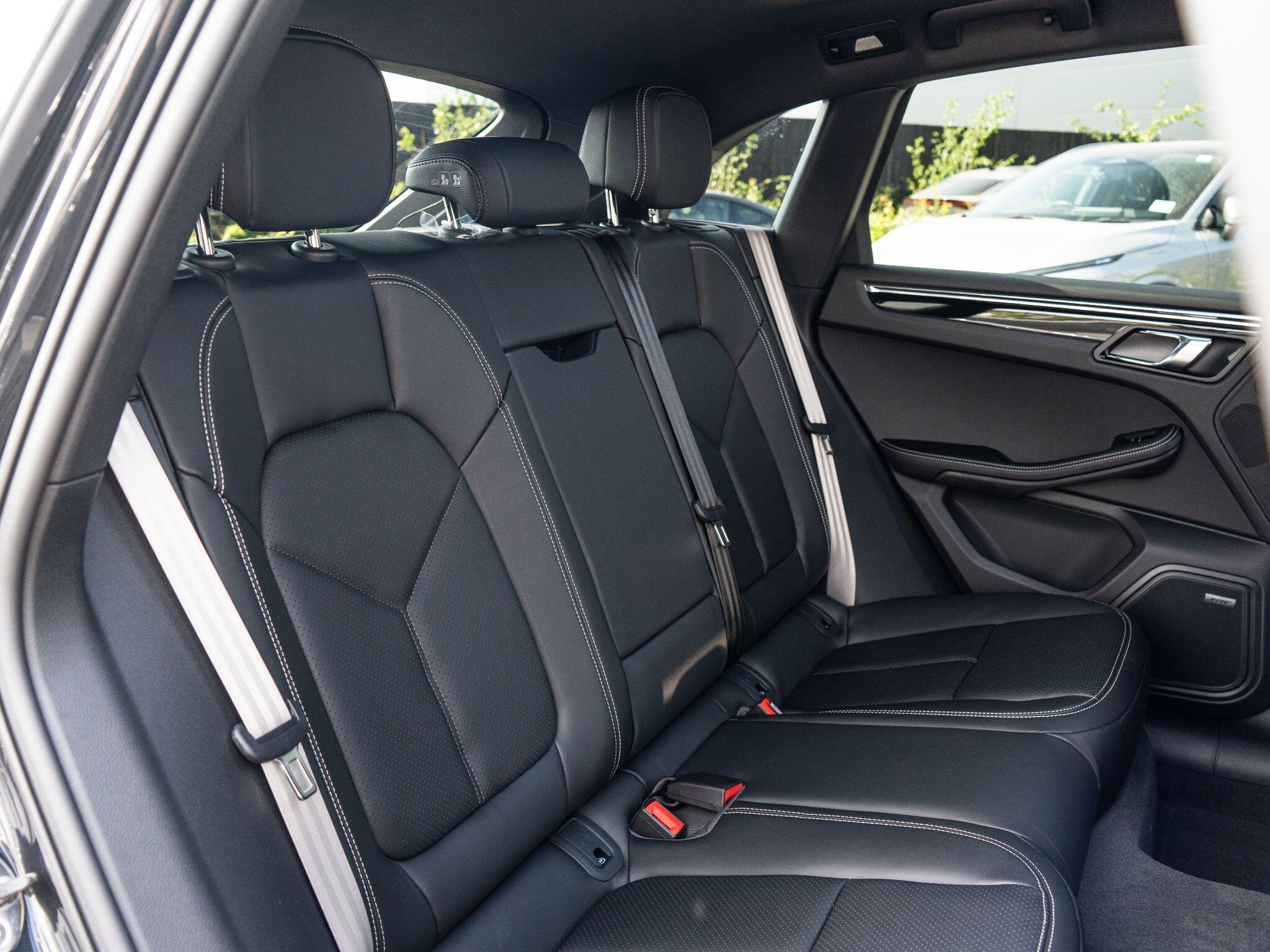 Porsche Macan view 25