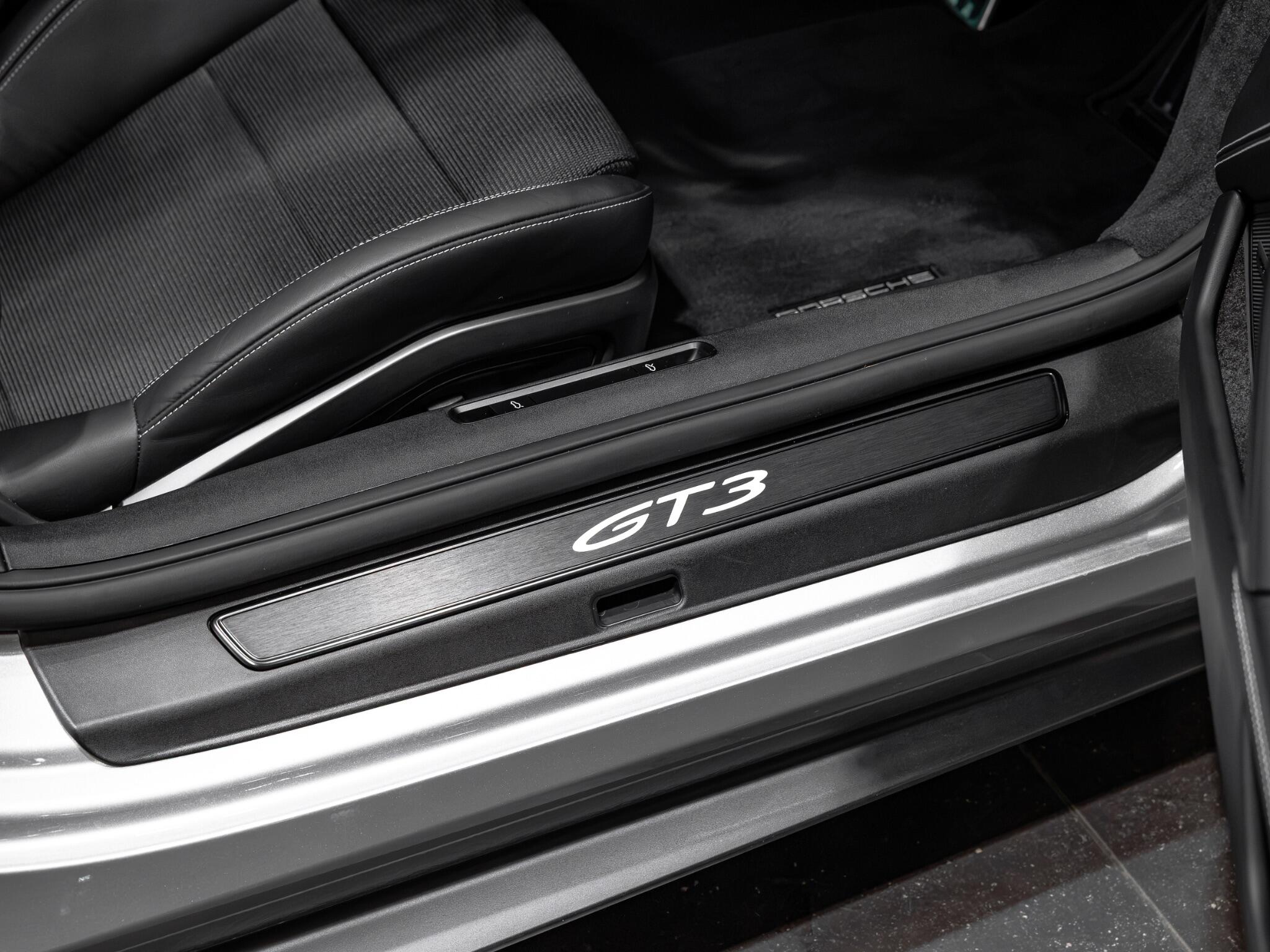 Porsche 911 view 26