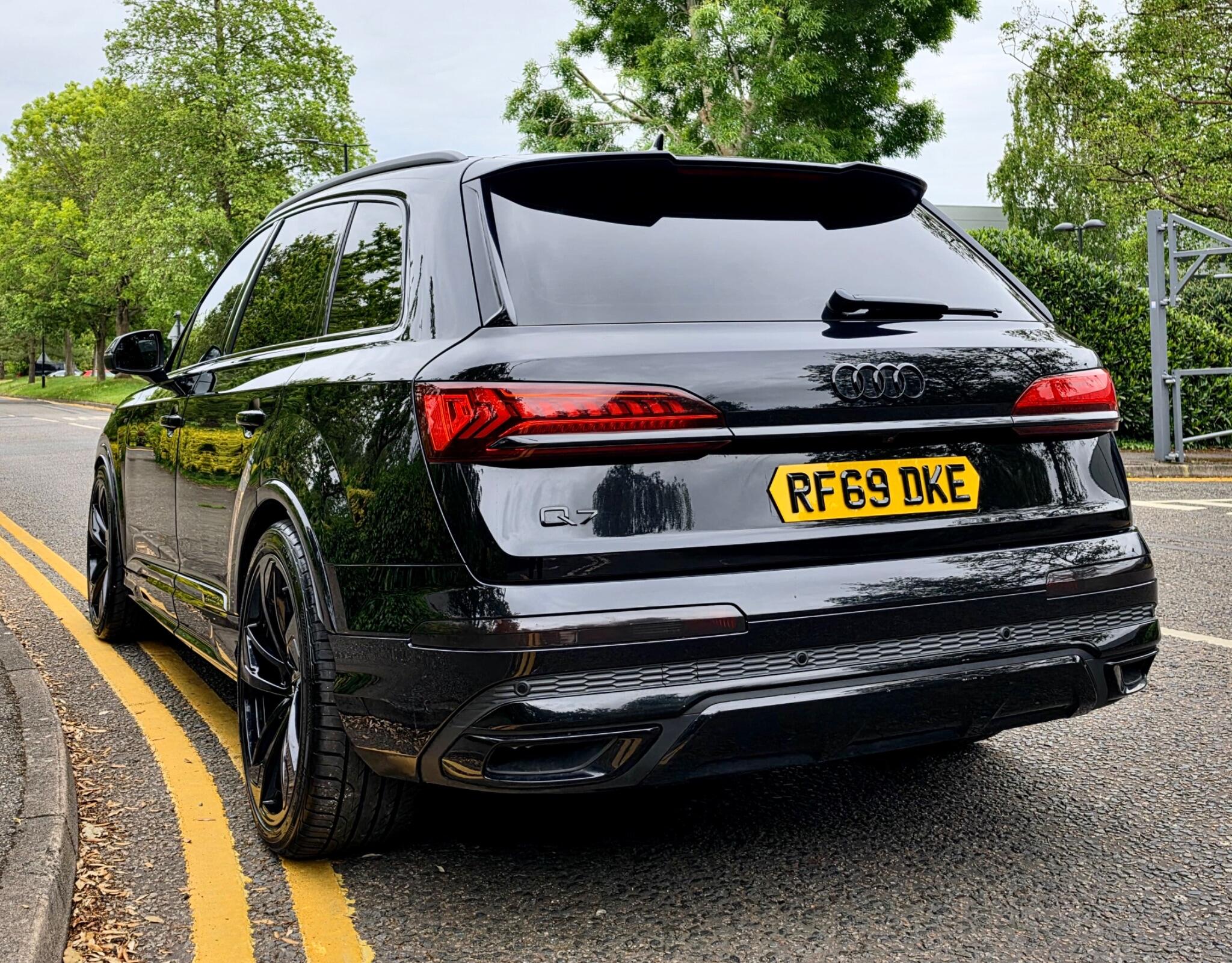 Audi Q7 view 13