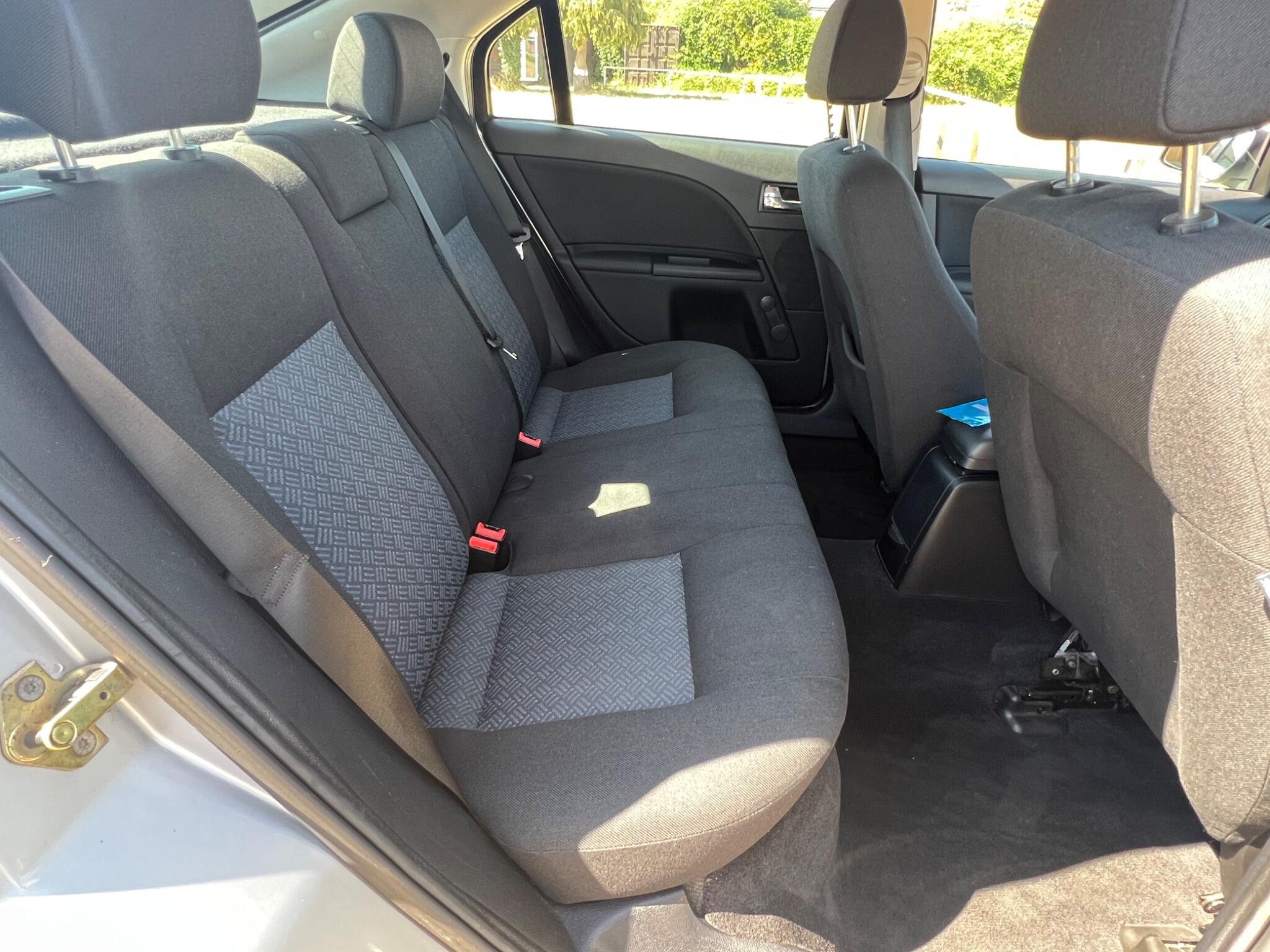 Ford Mondeo view 14