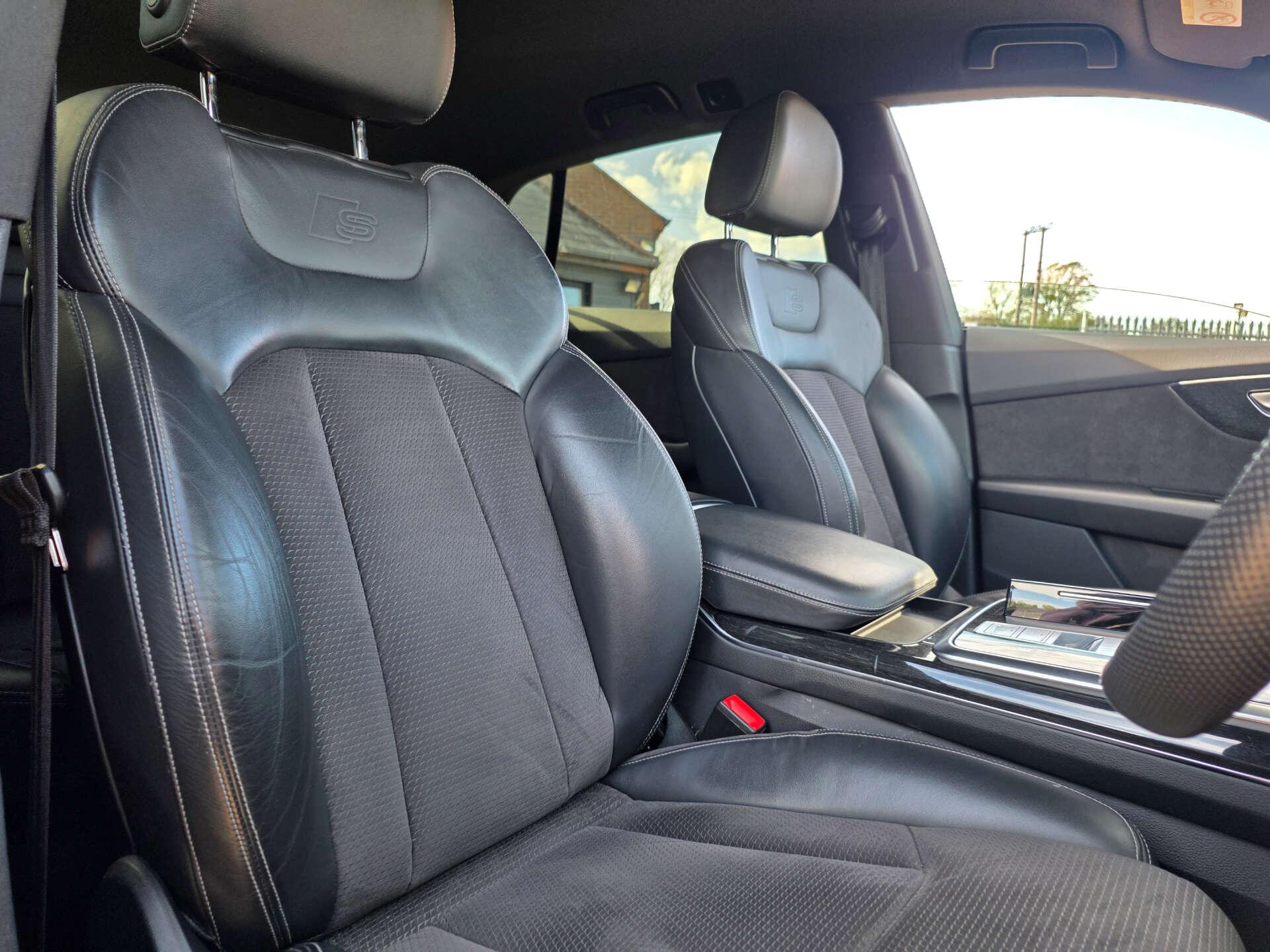 Audi Q8 view 20