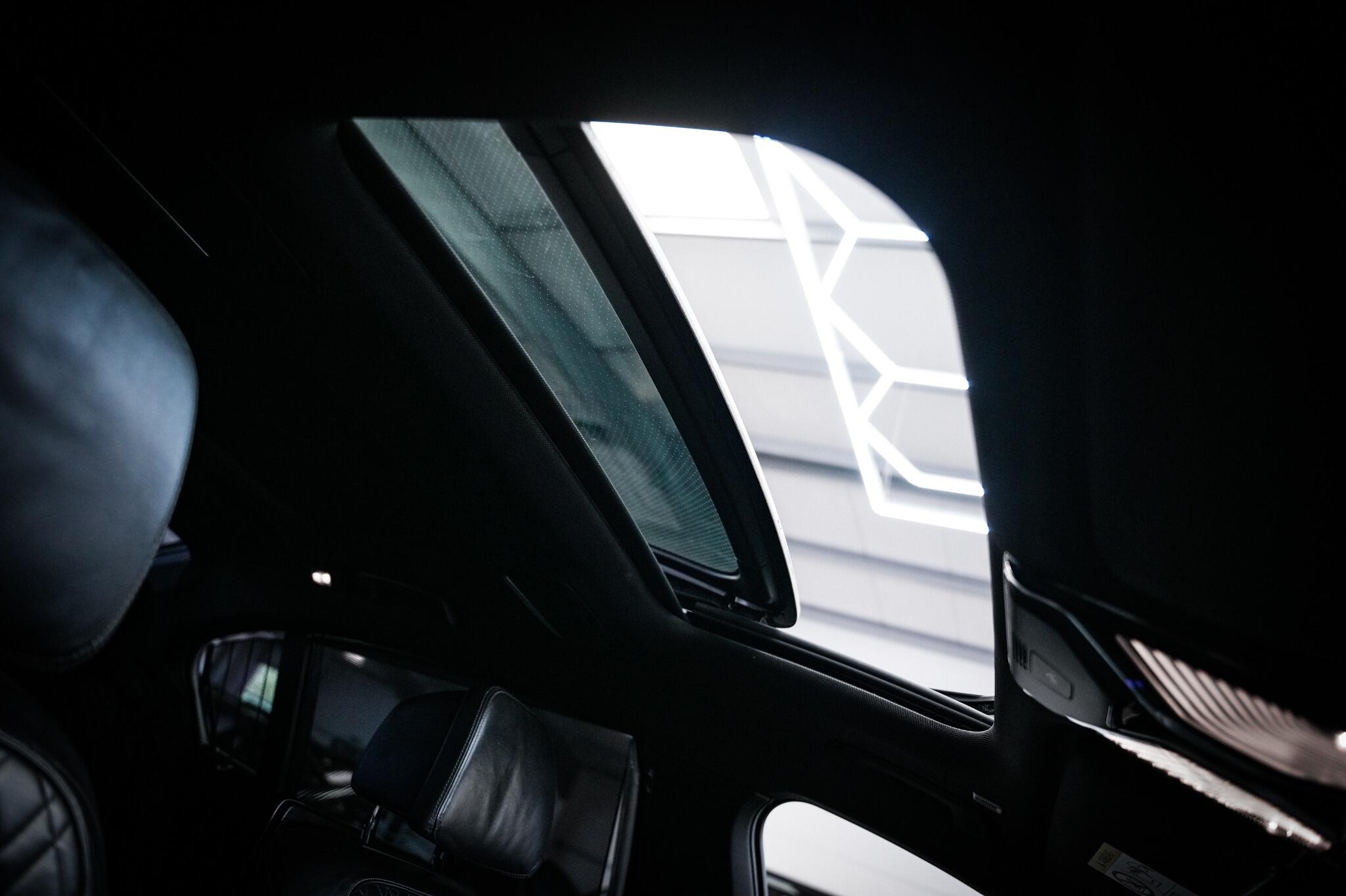 BMW 7 Series view 9