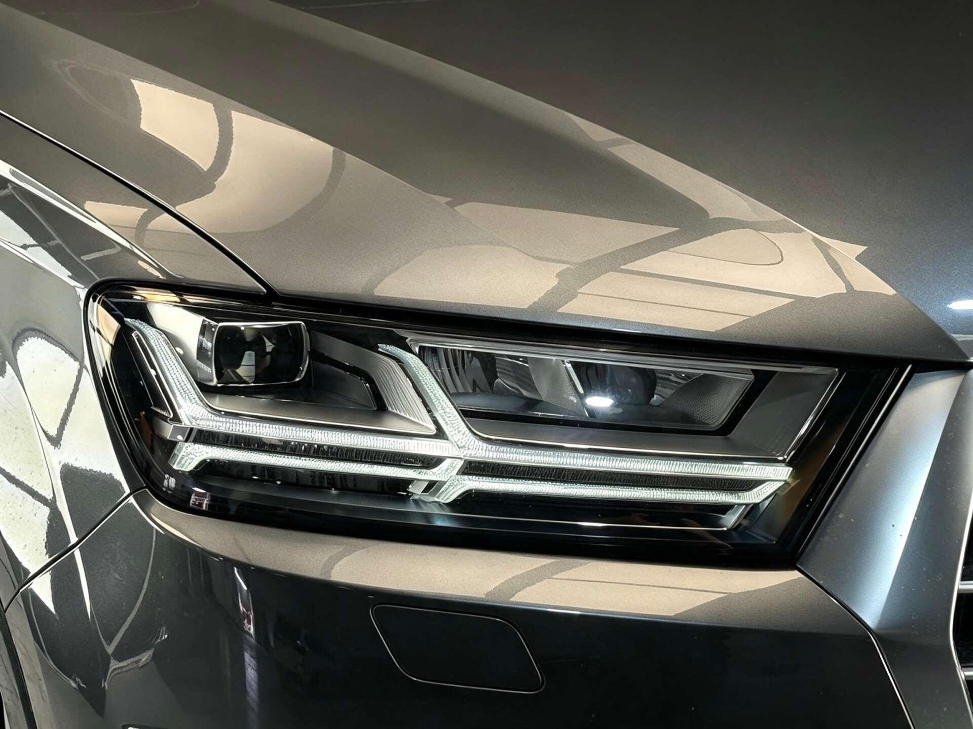 Audi Q7 view 4