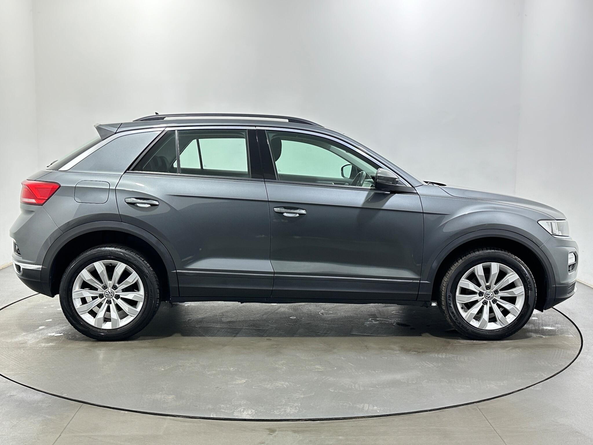 Volkswagen T-Roc view 9