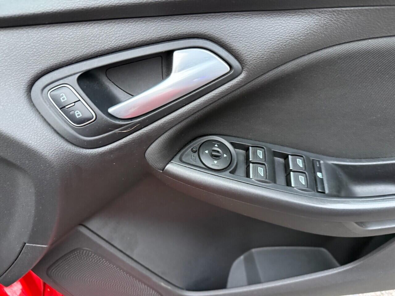 Ford Focus view 12
