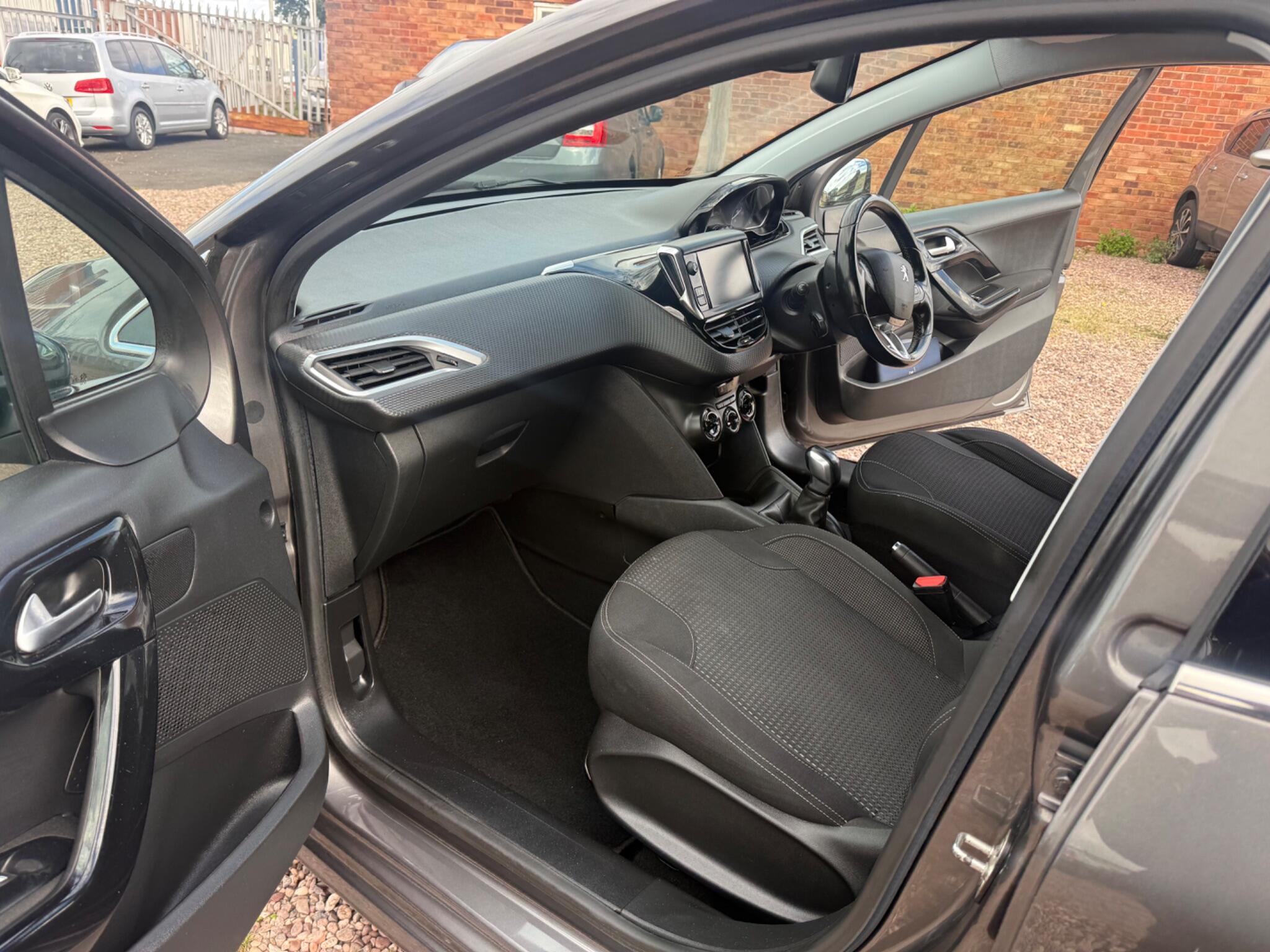 Peugeot 208 view 21