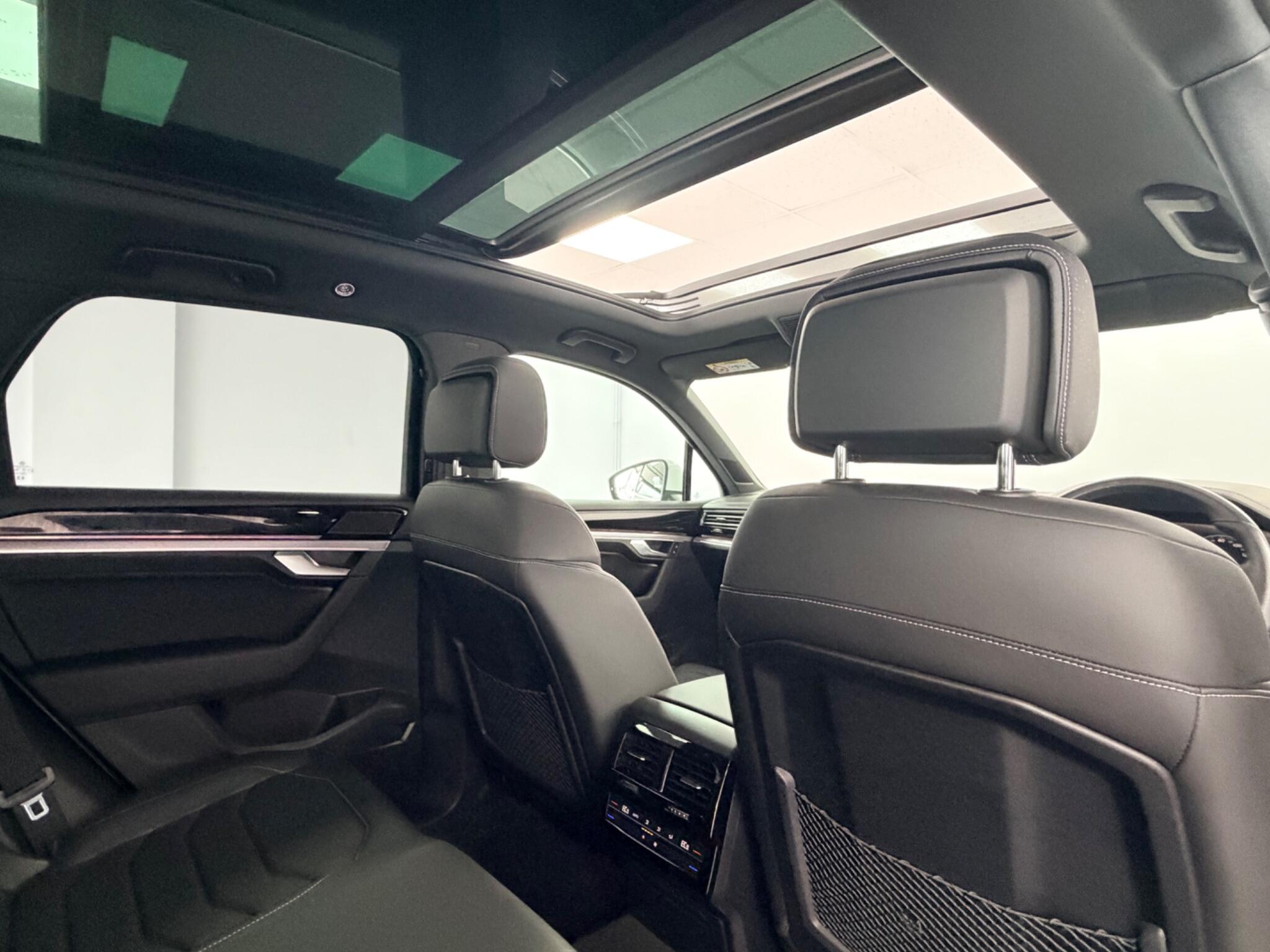 Volkswagen Touareg view 11
