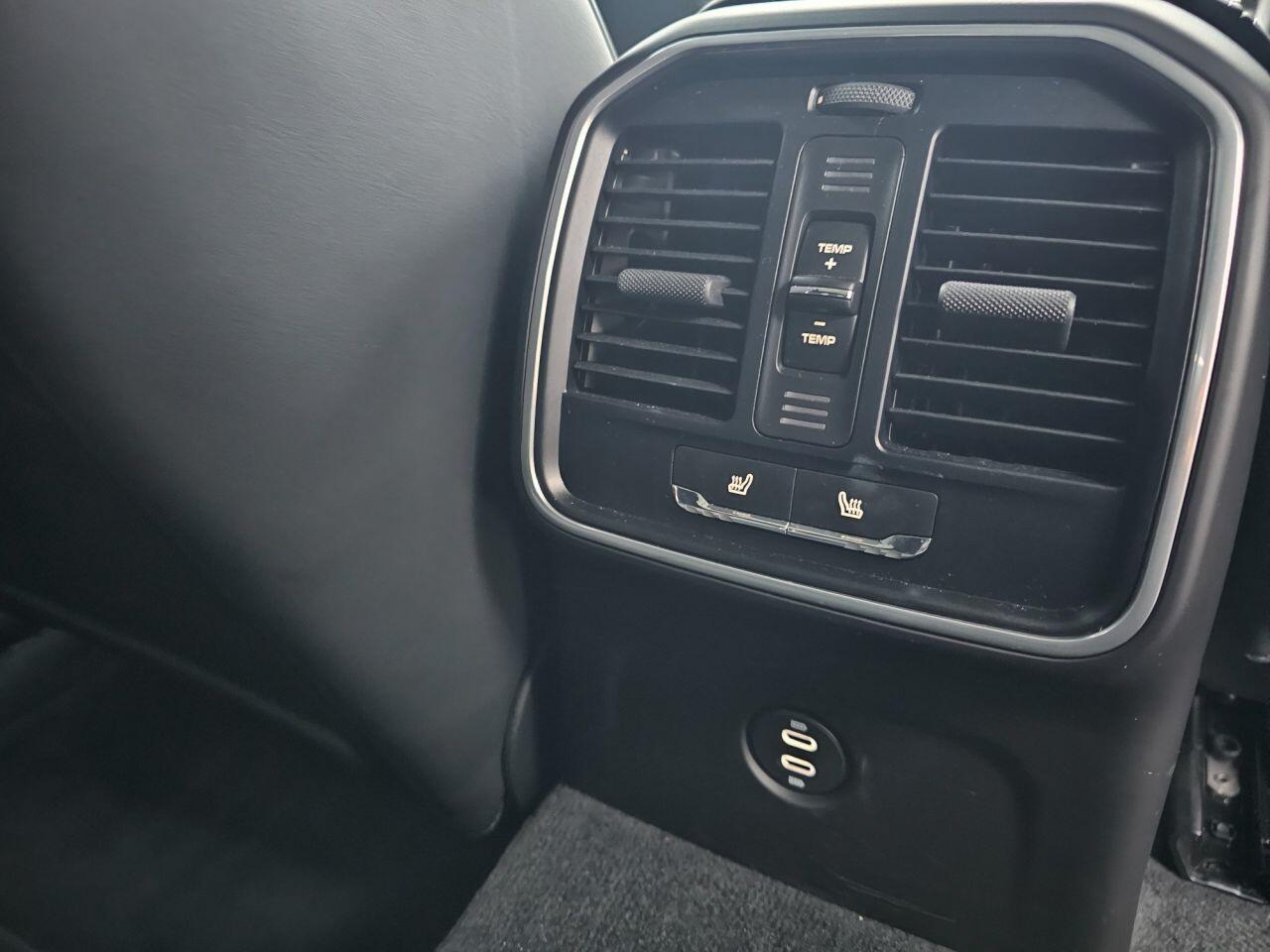Porsche Macan view 28