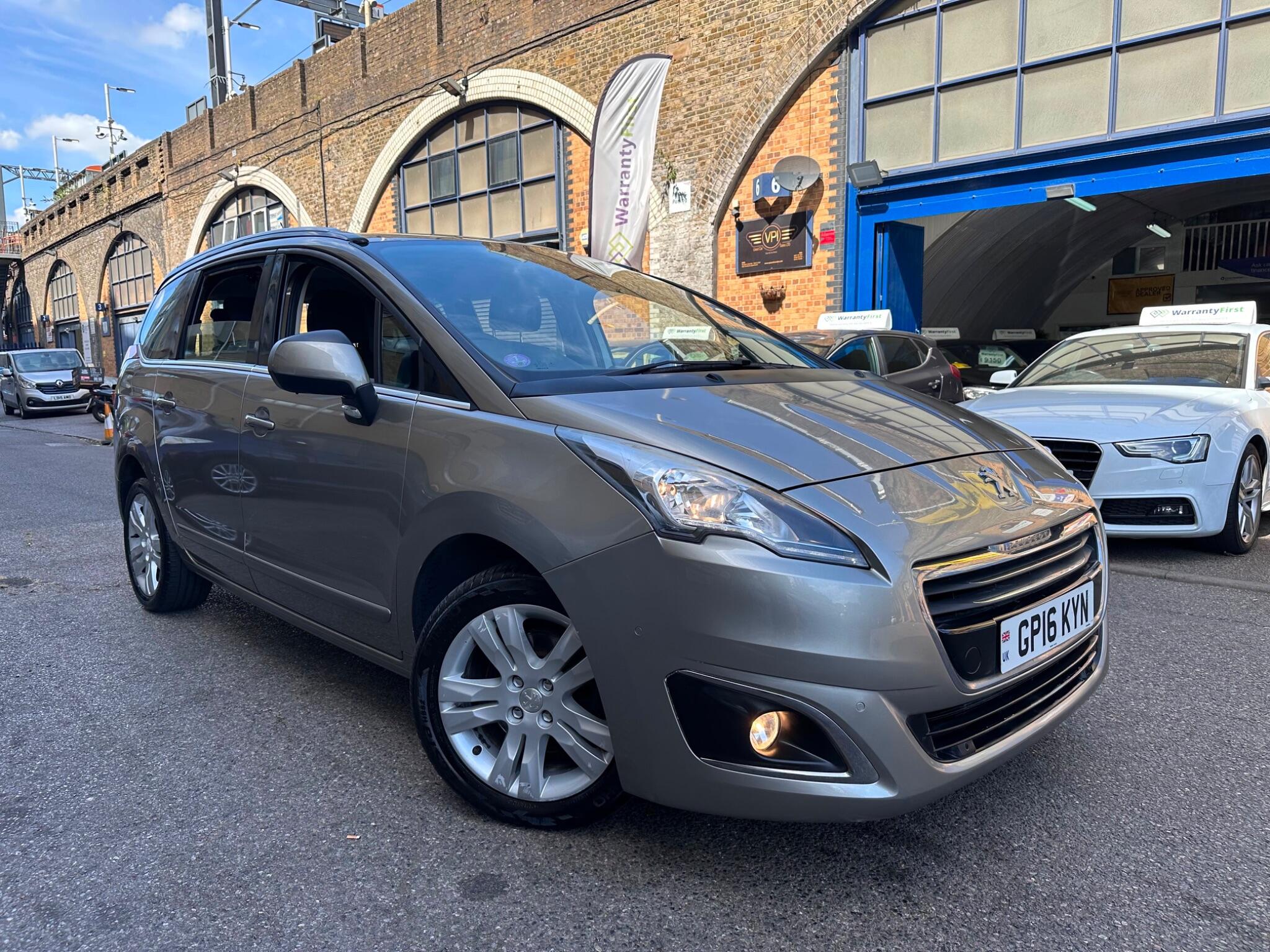 Peugeot 5008 view 2