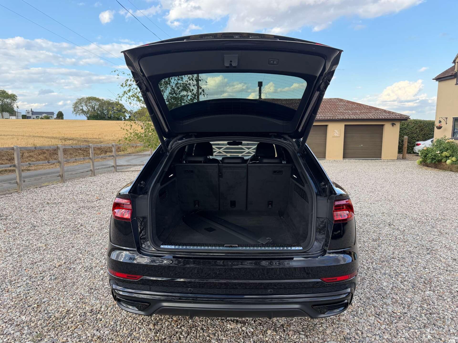 Audi Q8 view 10