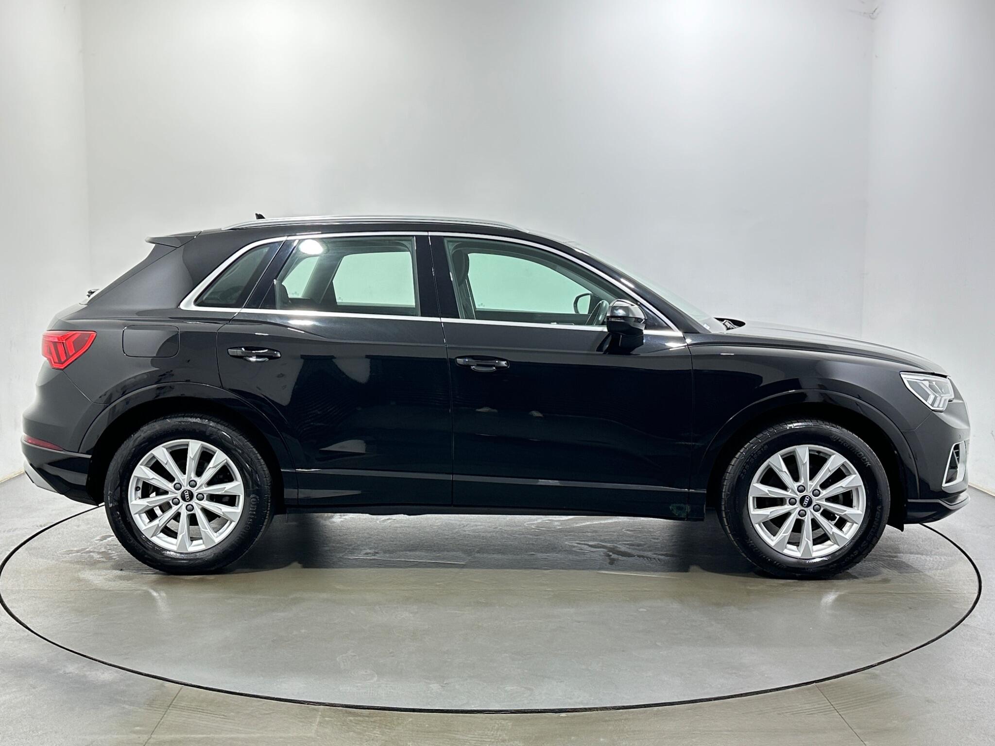 Audi Q3 view 9