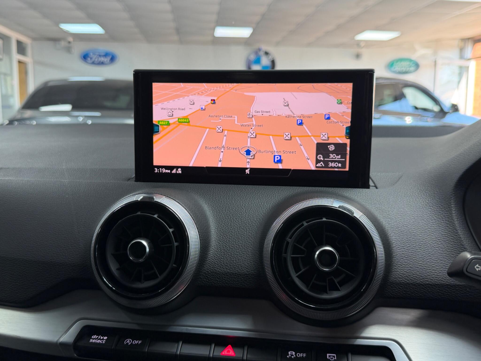 Audi Q2 view 32
