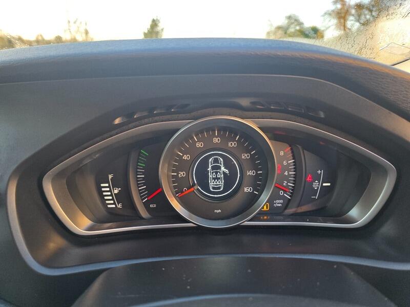 2019 Volvo V40 2.0 T2 R-Design Edition Euro 6 (s/s) 5dr • 129,000 miles image 24
