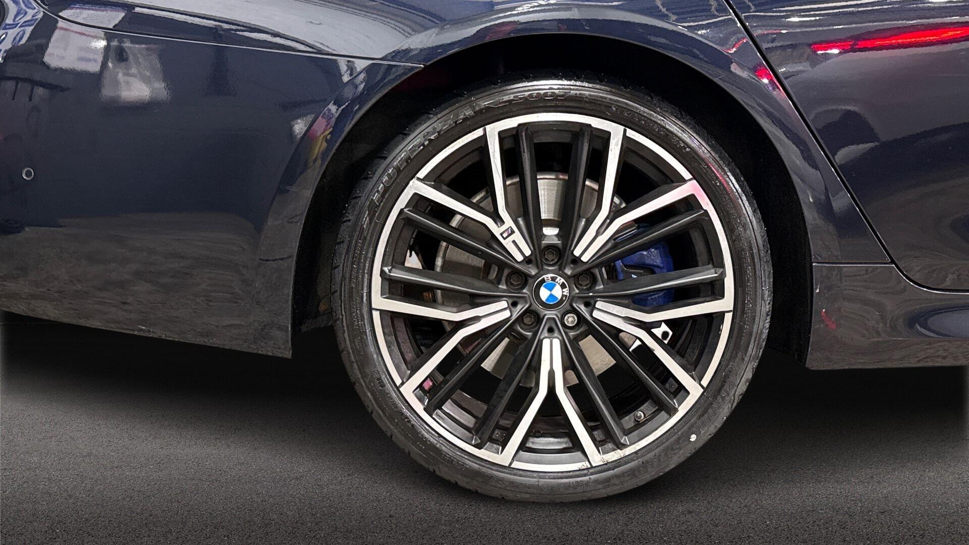 BMW 5 Series view 14