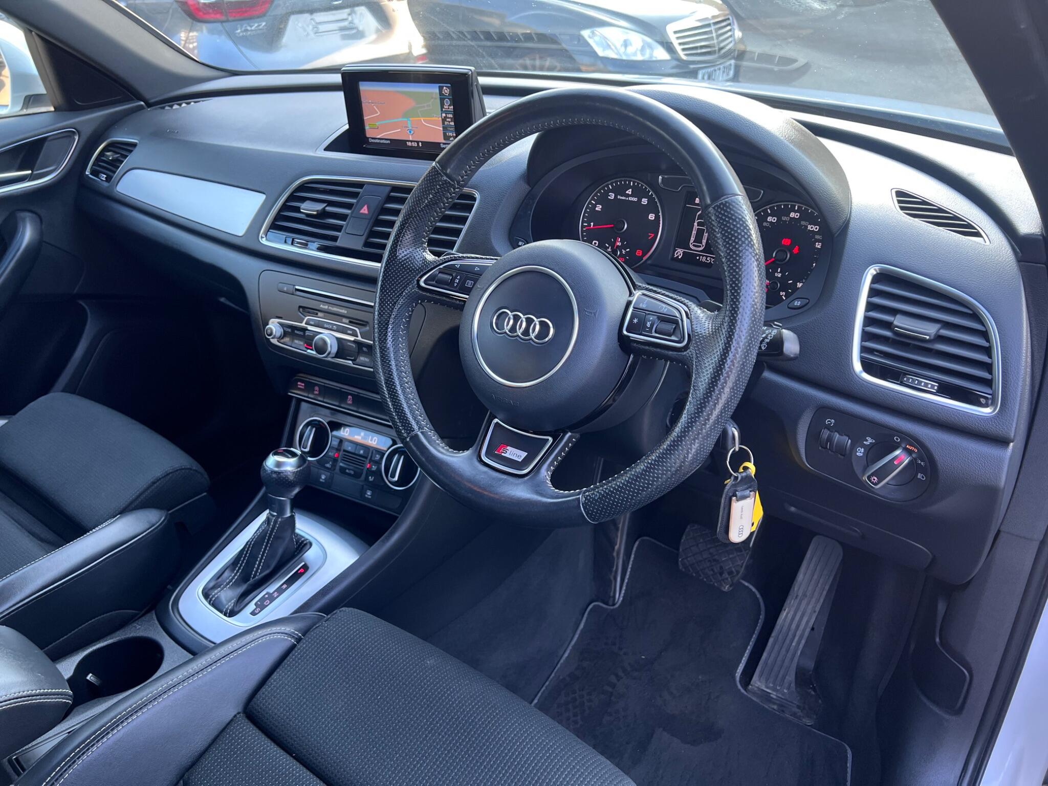 Audi Q3 view 18
