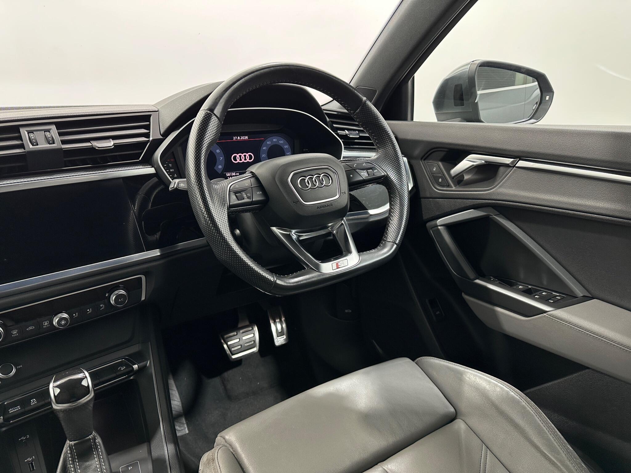 Audi Q3 view 12