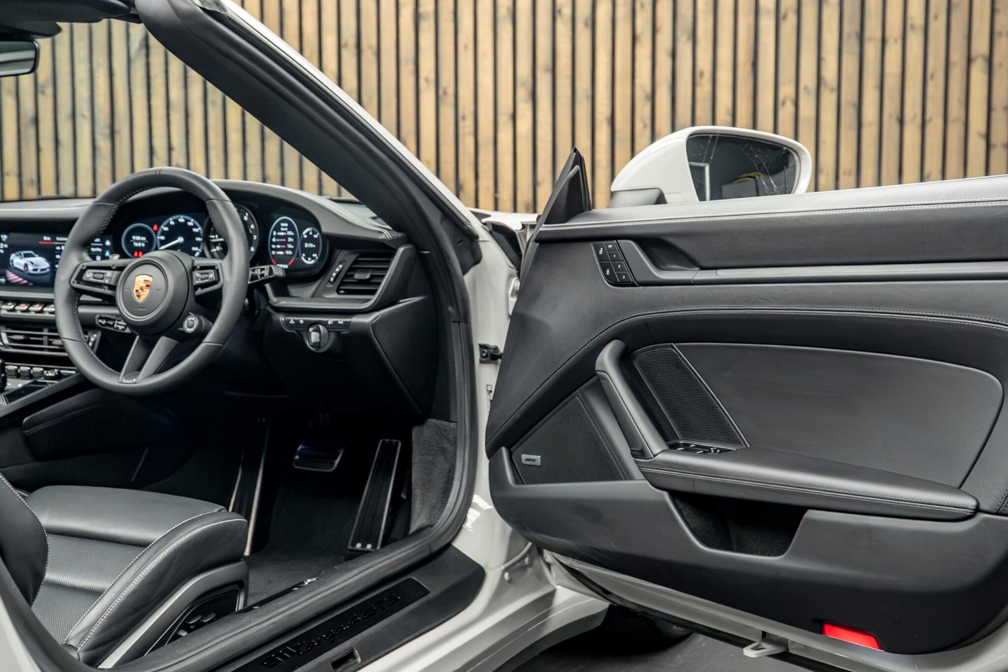 Porsche 911 view 32
