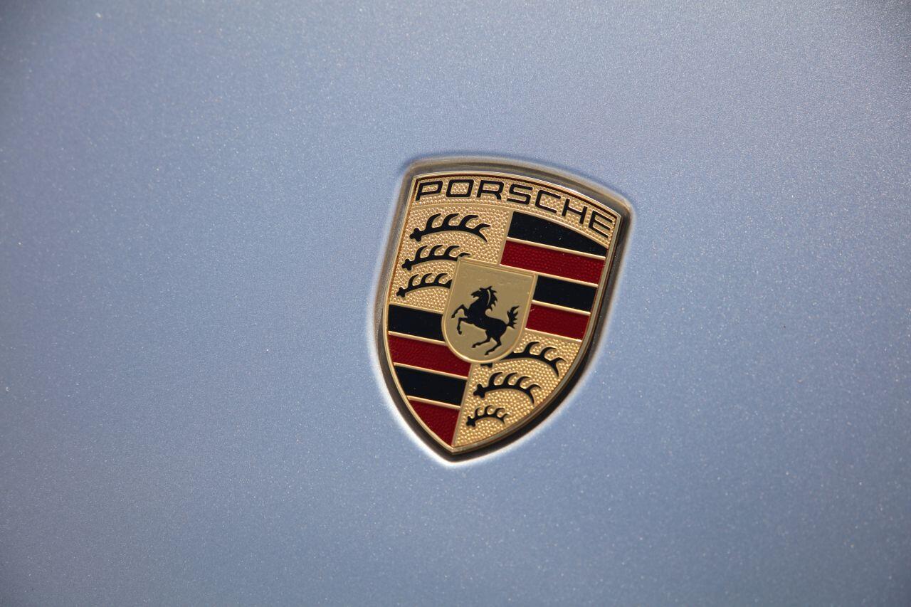 Porsche 911 view 16