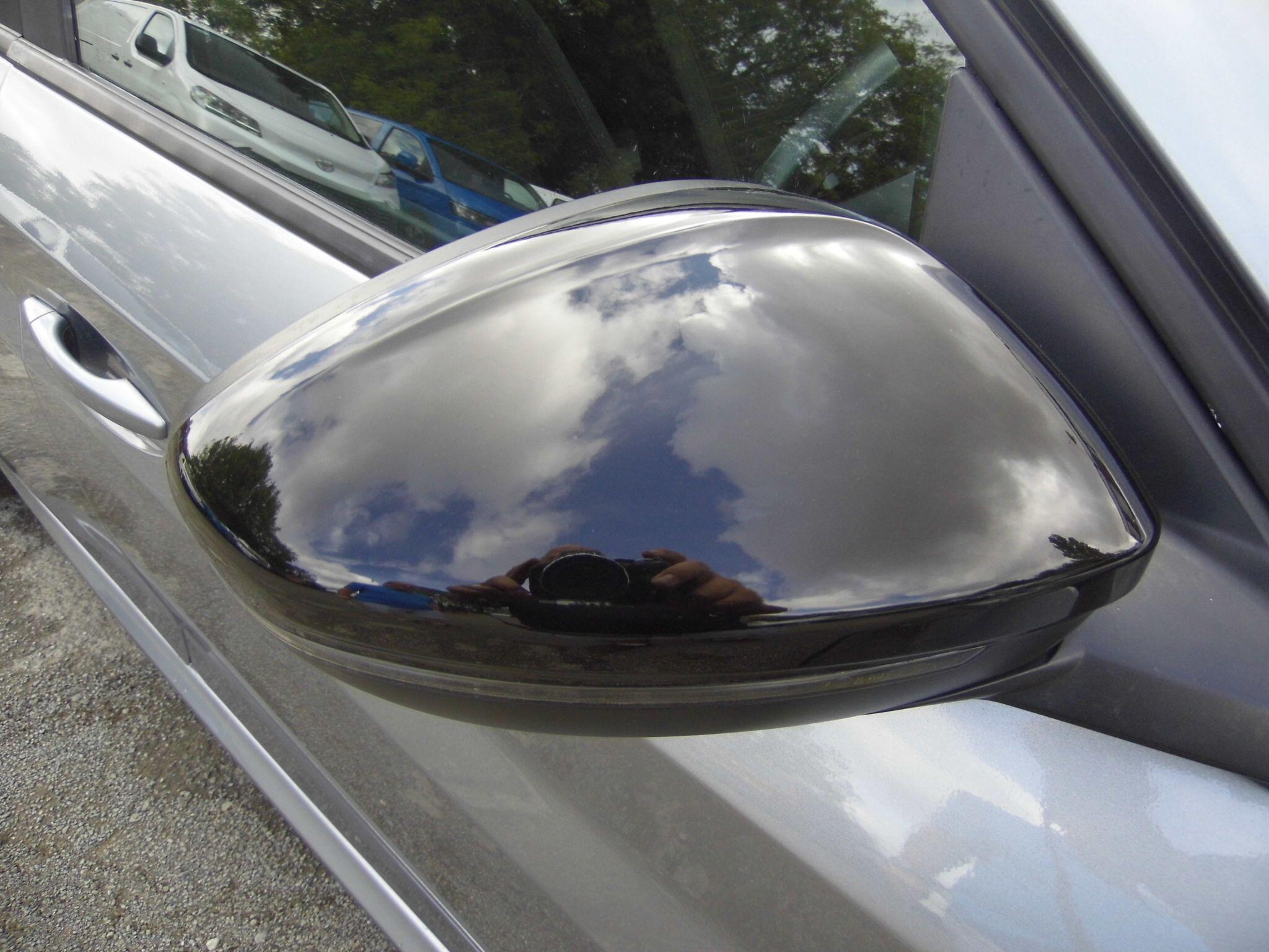 Peugeot 208 view 10