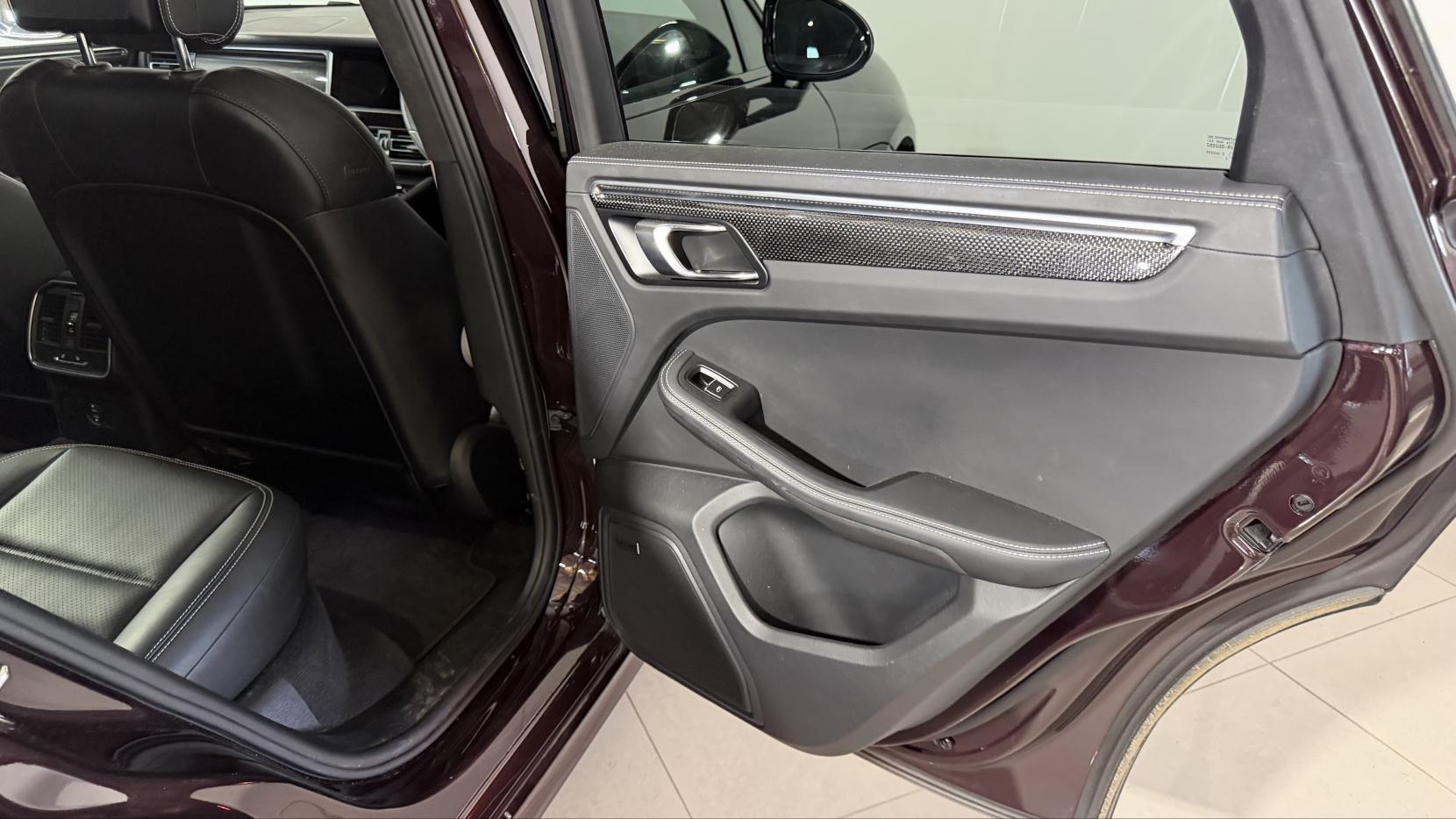 Porsche Macan view 20