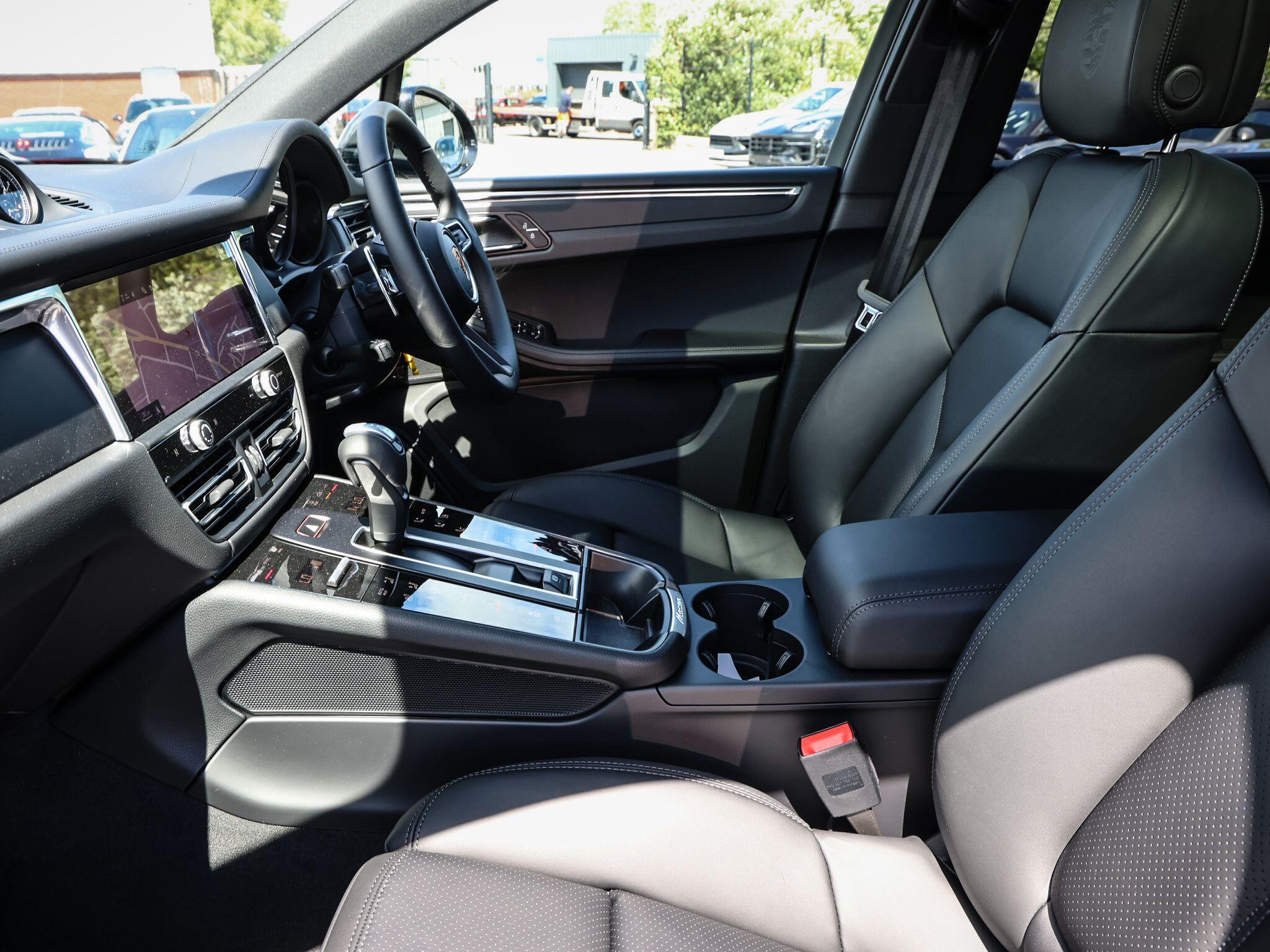 Porsche Macan view 26