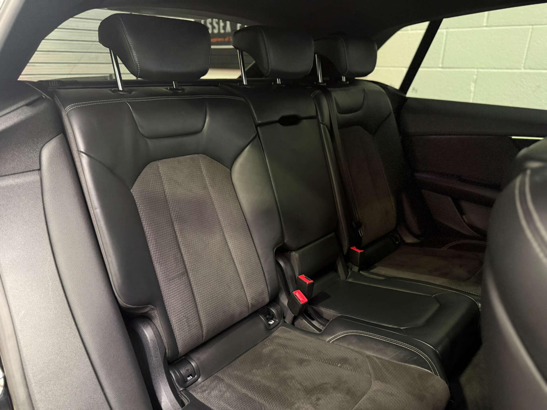 Audi Q8 view 18