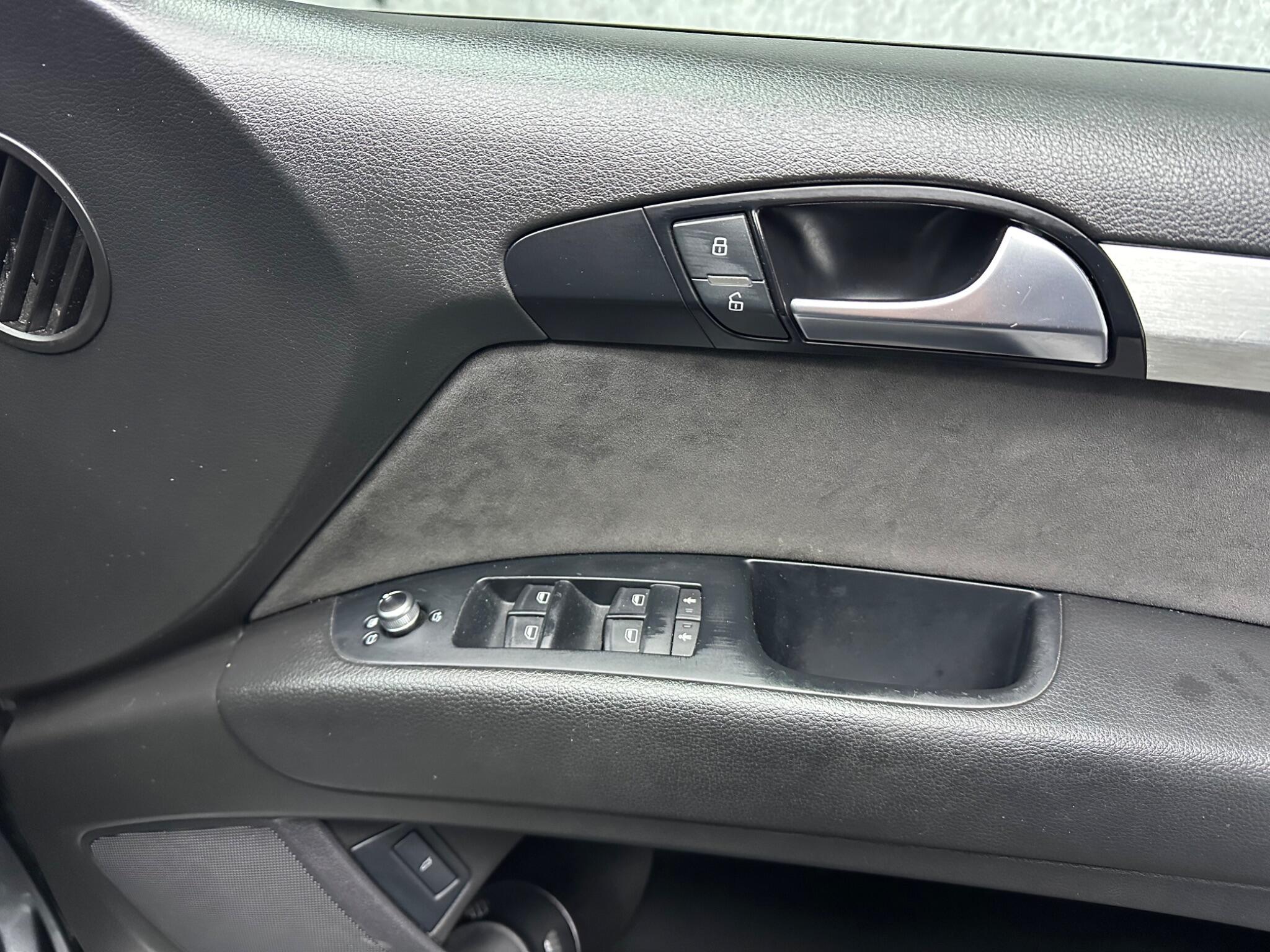 Audi Q7 view 12
