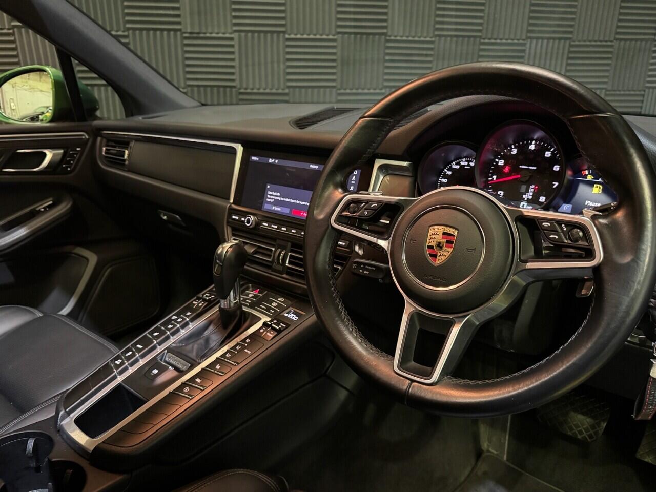 Porsche Macan view 16