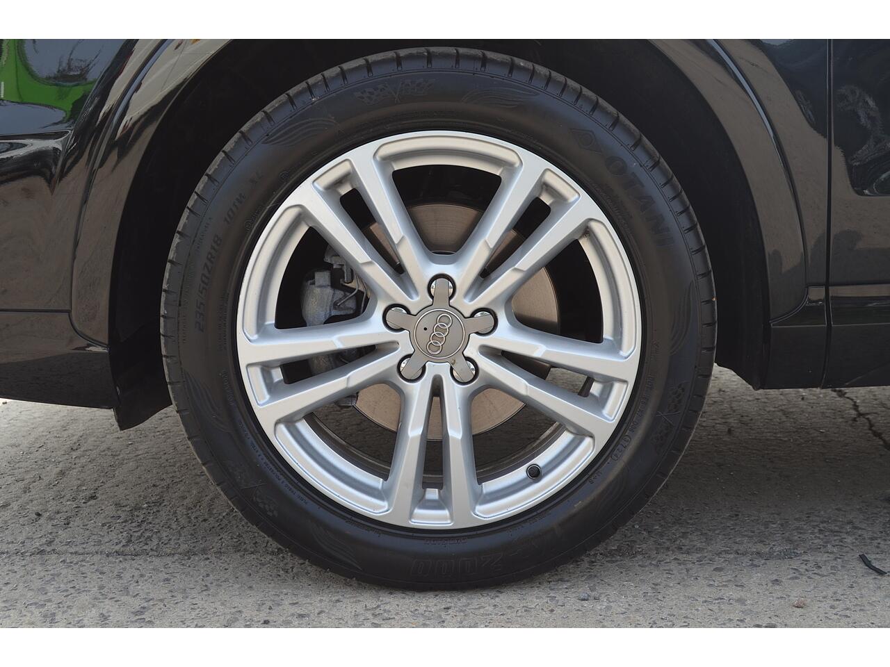 Audi Q3 view 42