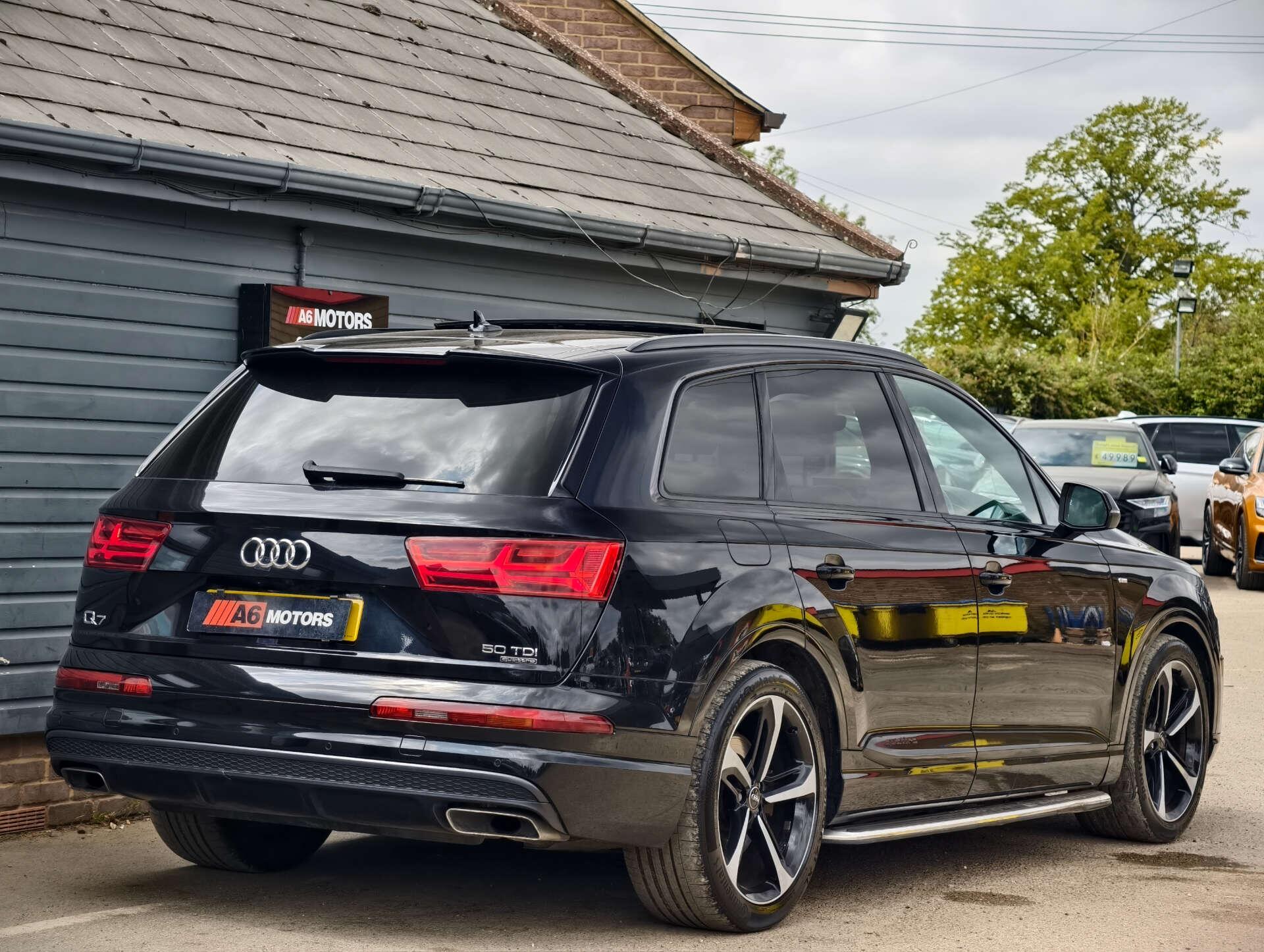 Audi Q7 view 8