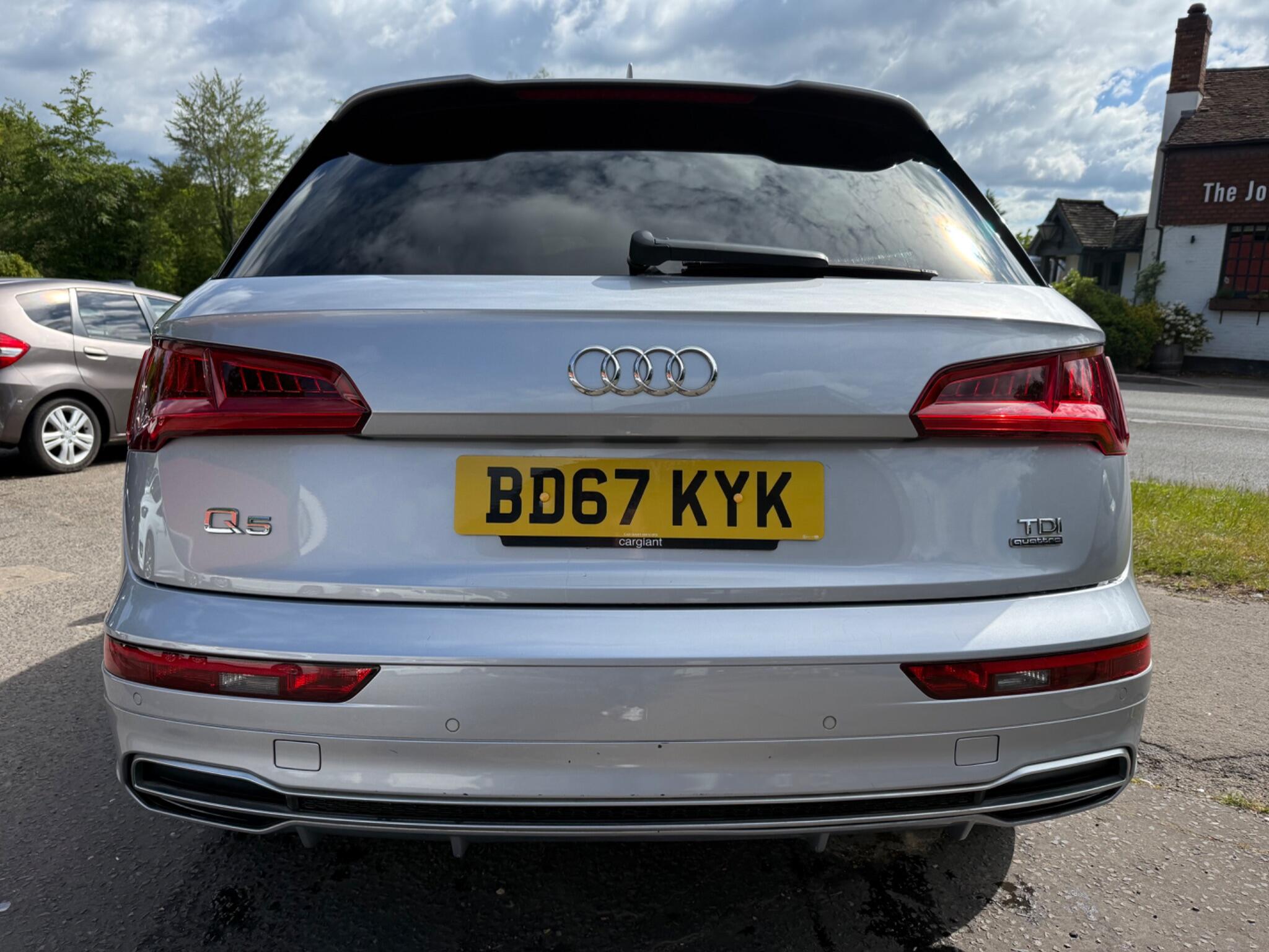 Audi Q5 view 10