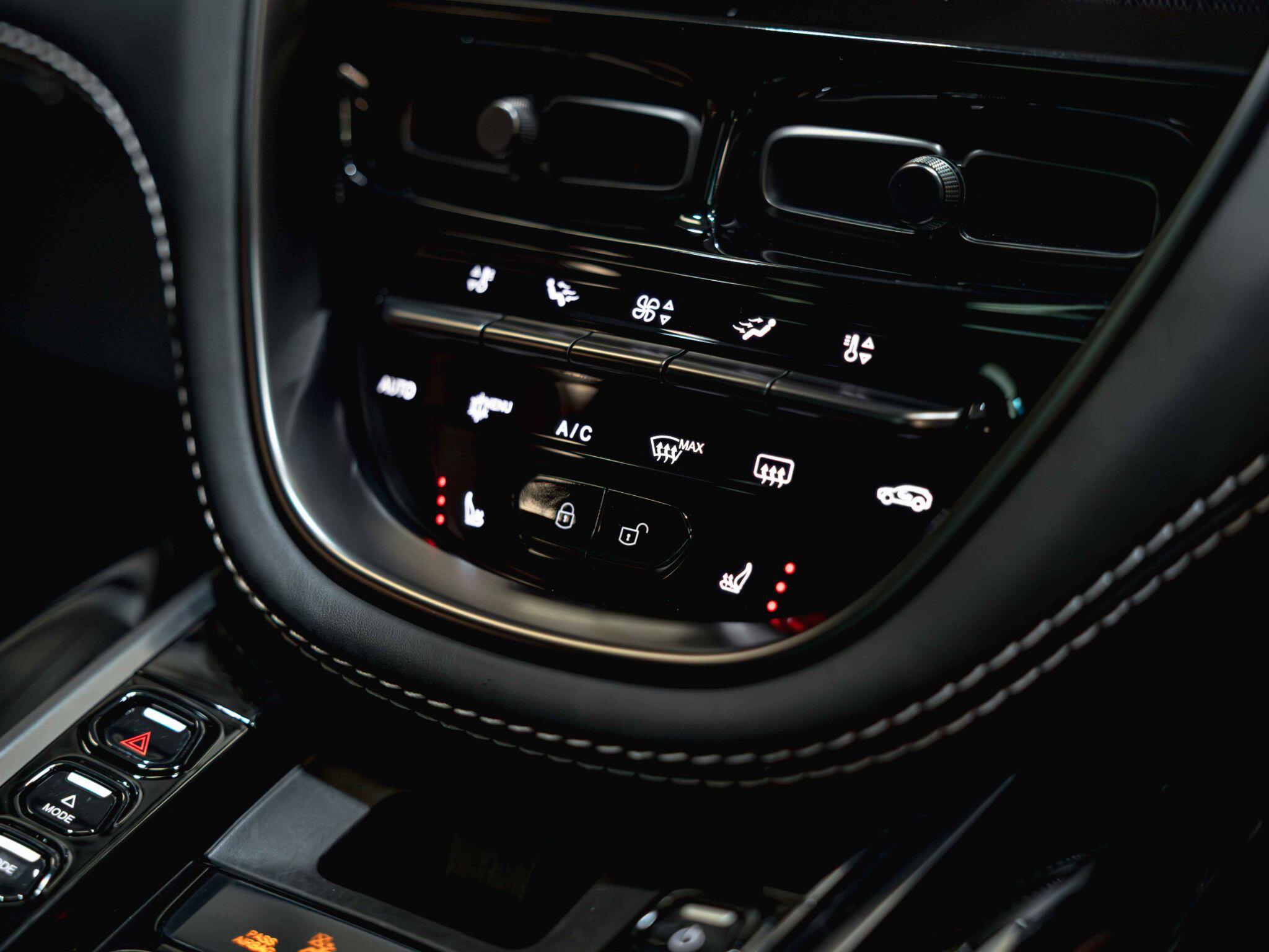 Aston Martin DBX view 23