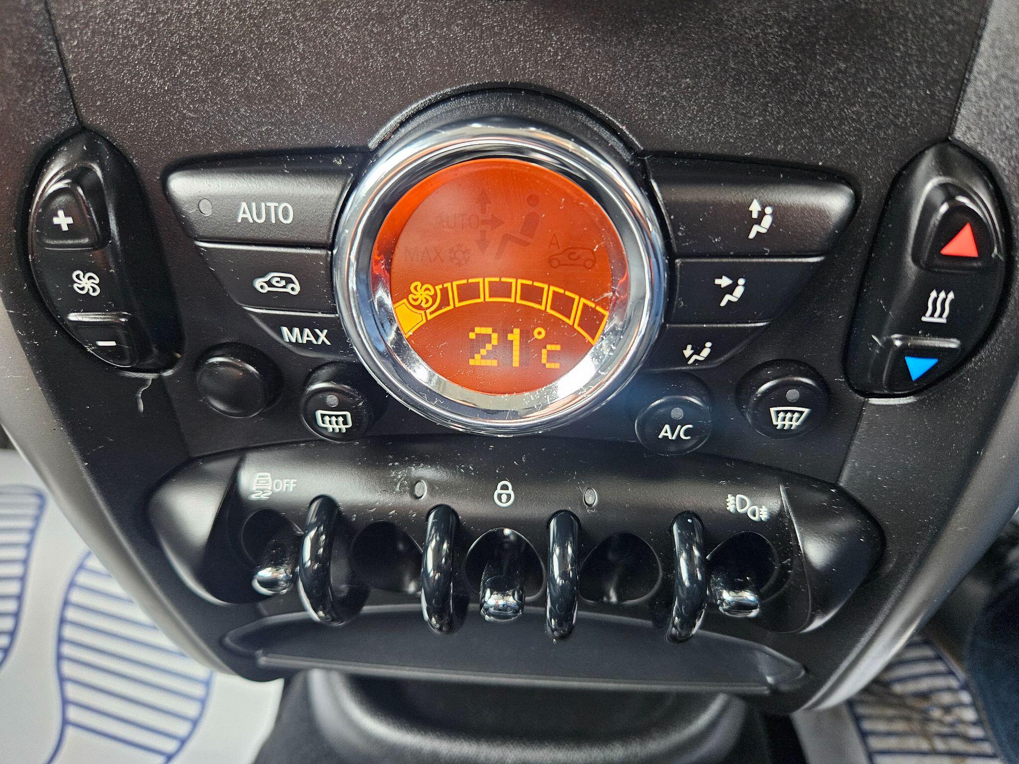 2016 MINI Countryman image 24