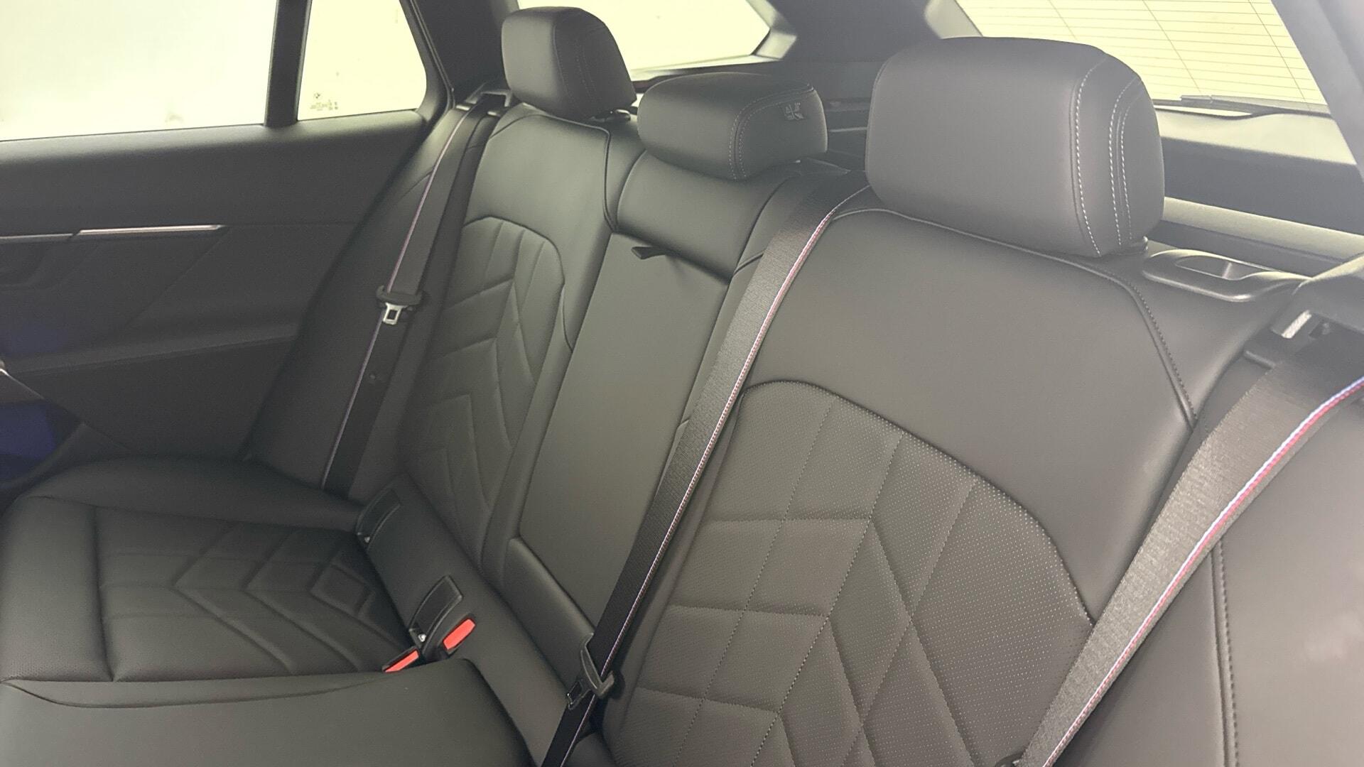 BMW 5 Series view 12