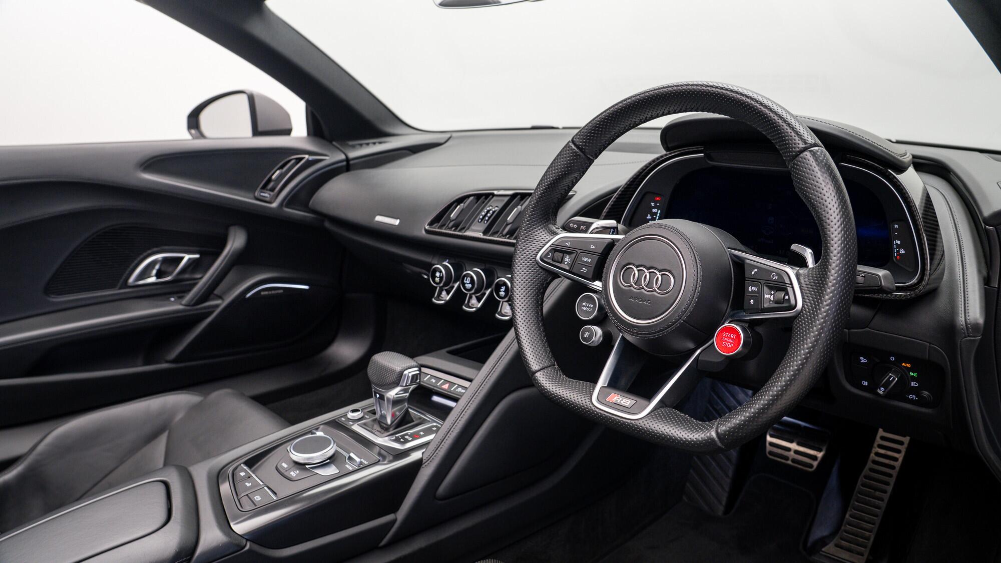 Audi R8 view 7