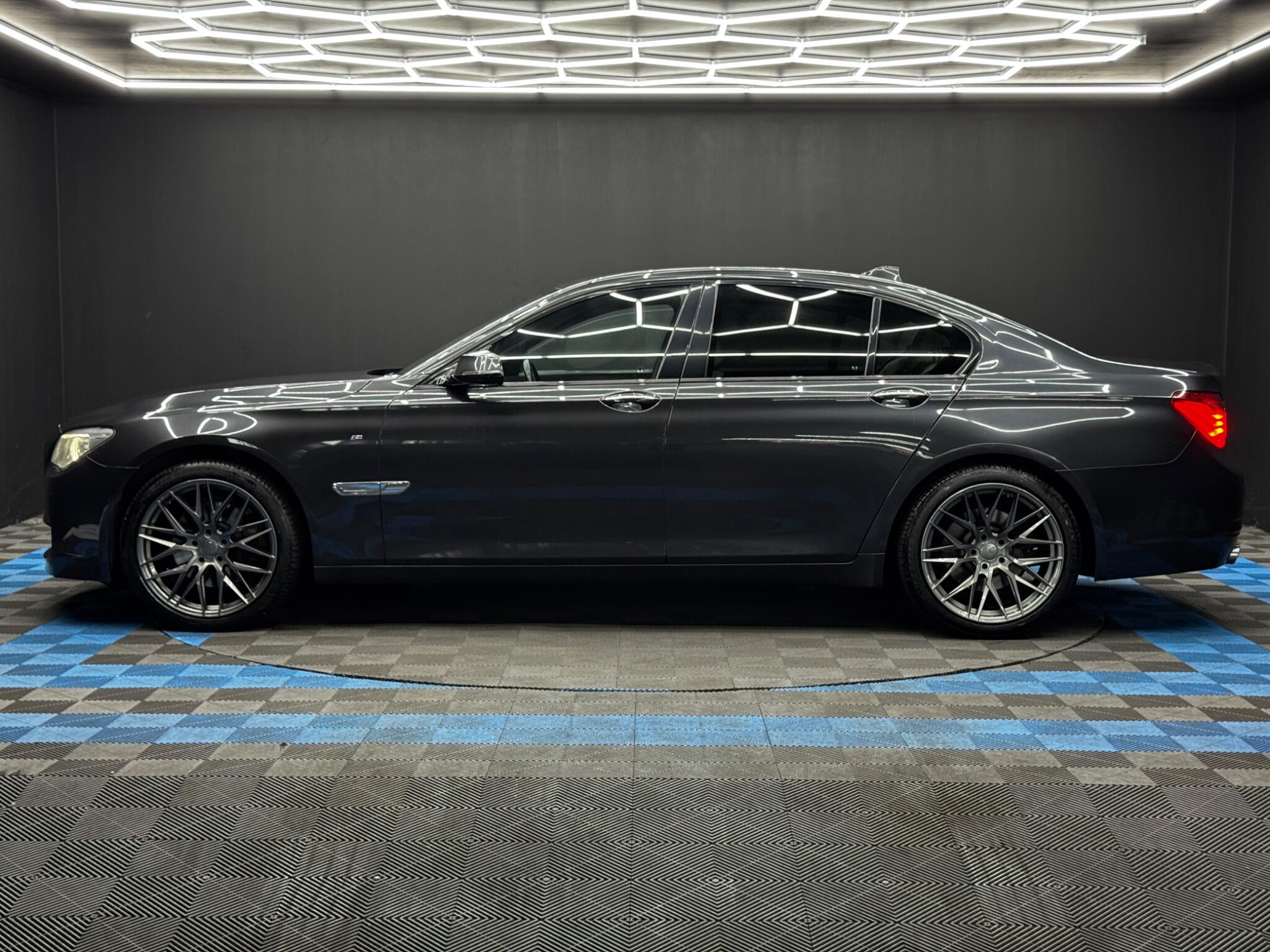 BMW 7 Series view 8
