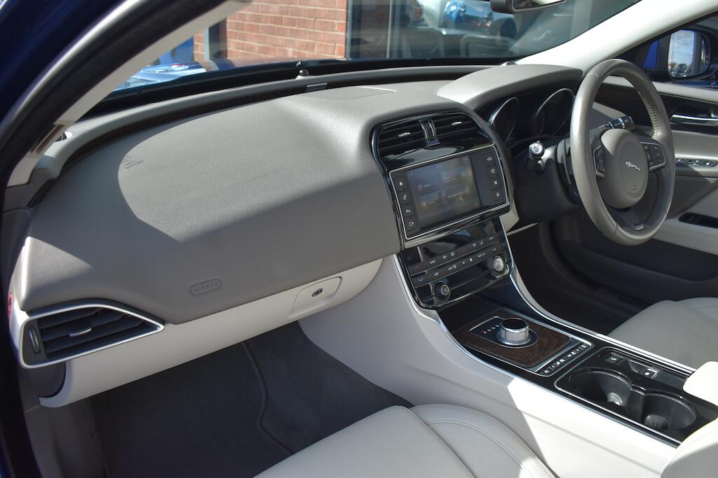 Jaguar Xe view 34