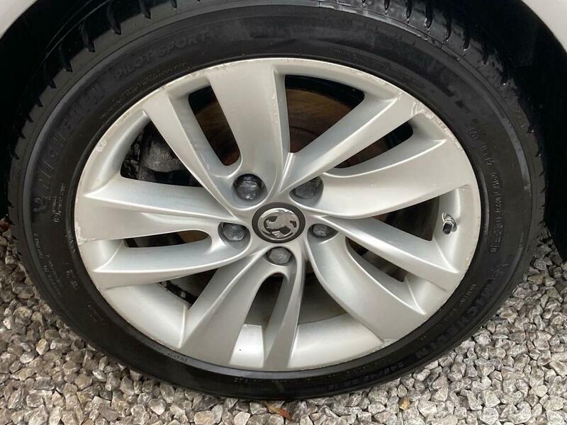 2017 Vauxhall Insignia 2.0 CDTi ecoFLEX SRi Nav Sports Tourer Euro 6 (s/s) 5dr • 120,000 miles image 10