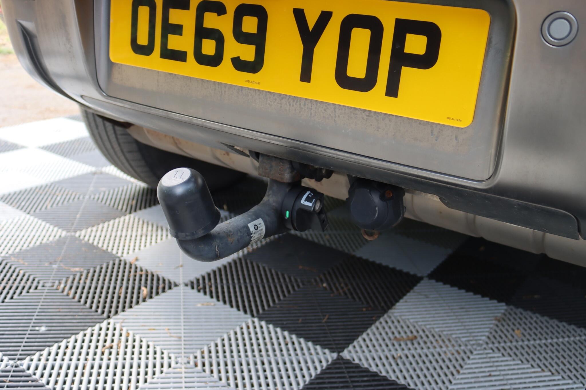 Land Rover Defender view 28