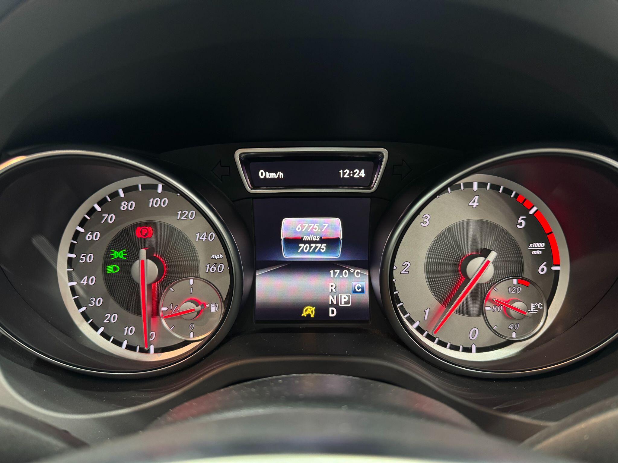 Mercedes-Benz GLA view 35
