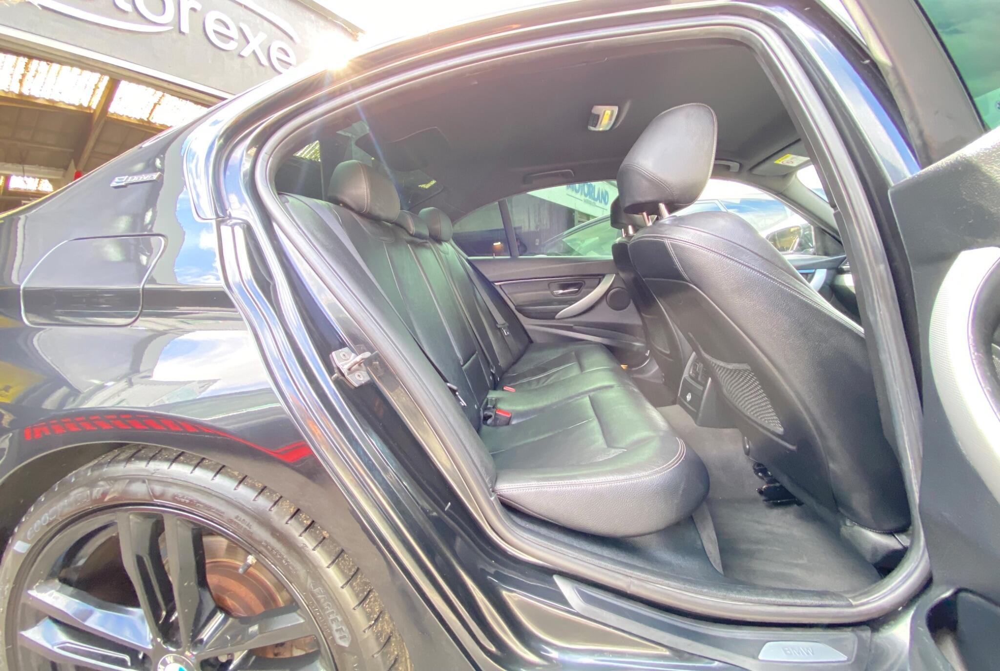 BMW 3 Series view 25