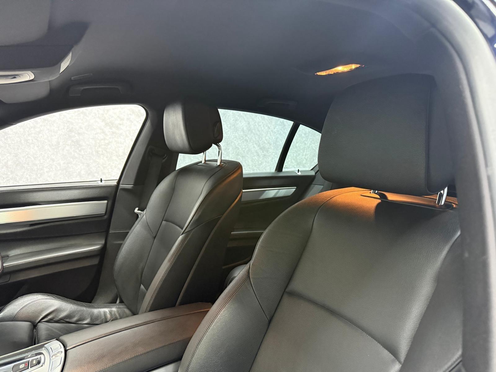 BMW 7 Series view 10