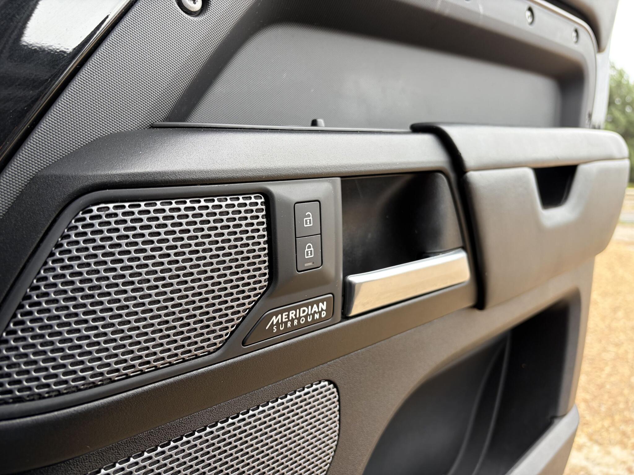 Land Rover Defender 110 view 28